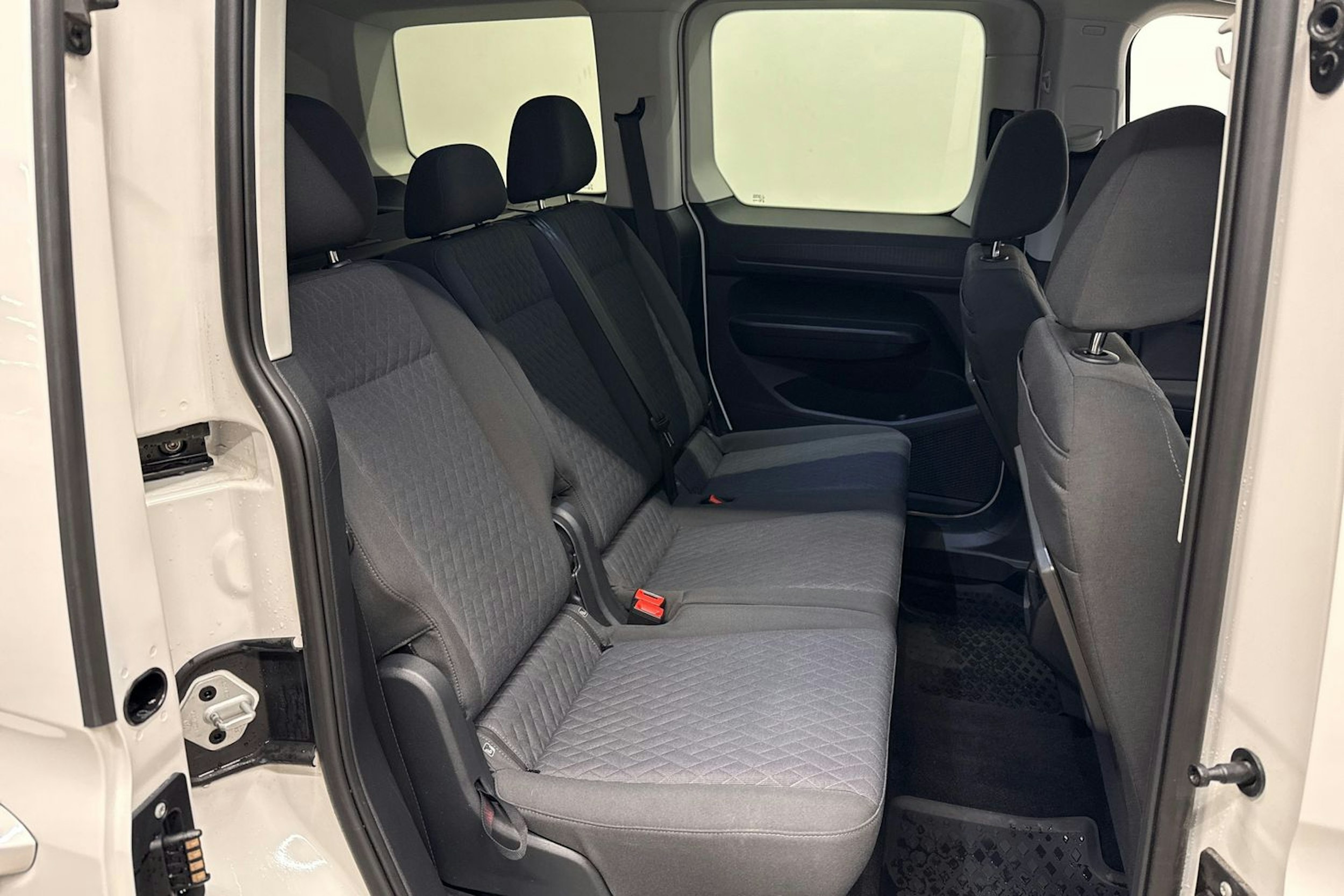valkoinen Volkswagen Caddy 2021 kuva 13.