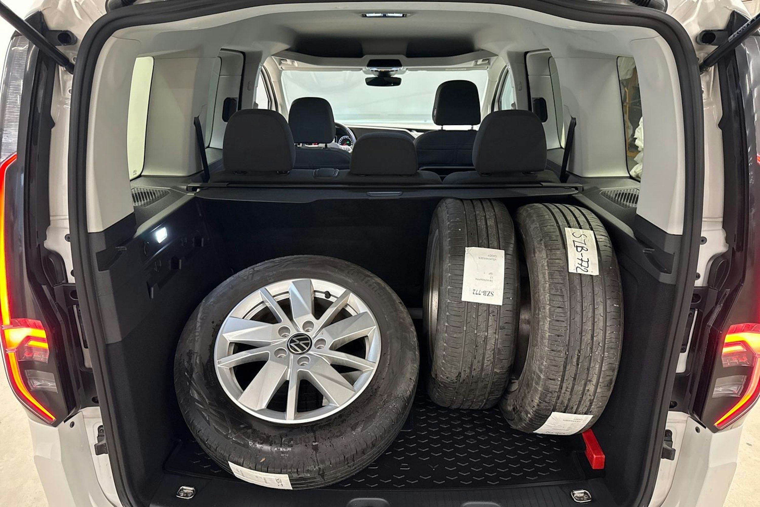 valkoinen Volkswagen Caddy 2021 kuva 15.