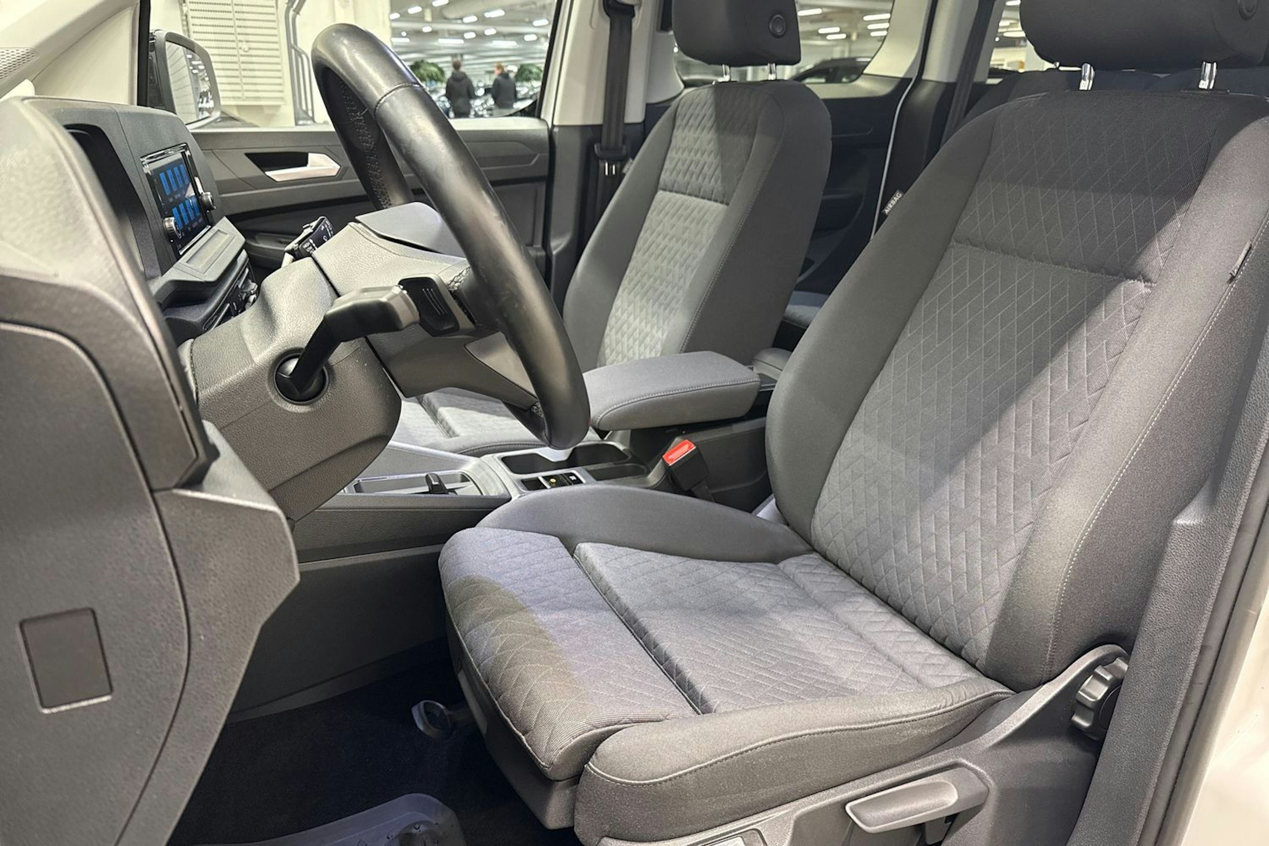 valkoinen Volkswagen Caddy 2021 kuva 16.