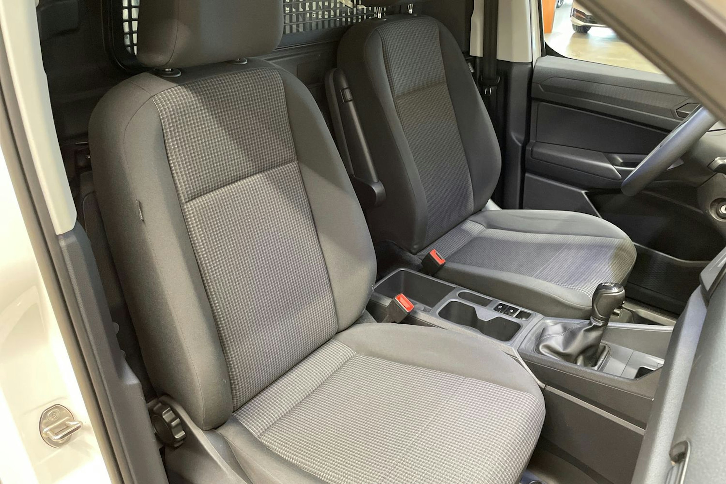 valkoinen Volkswagen Caddy 2022 kuva 13.