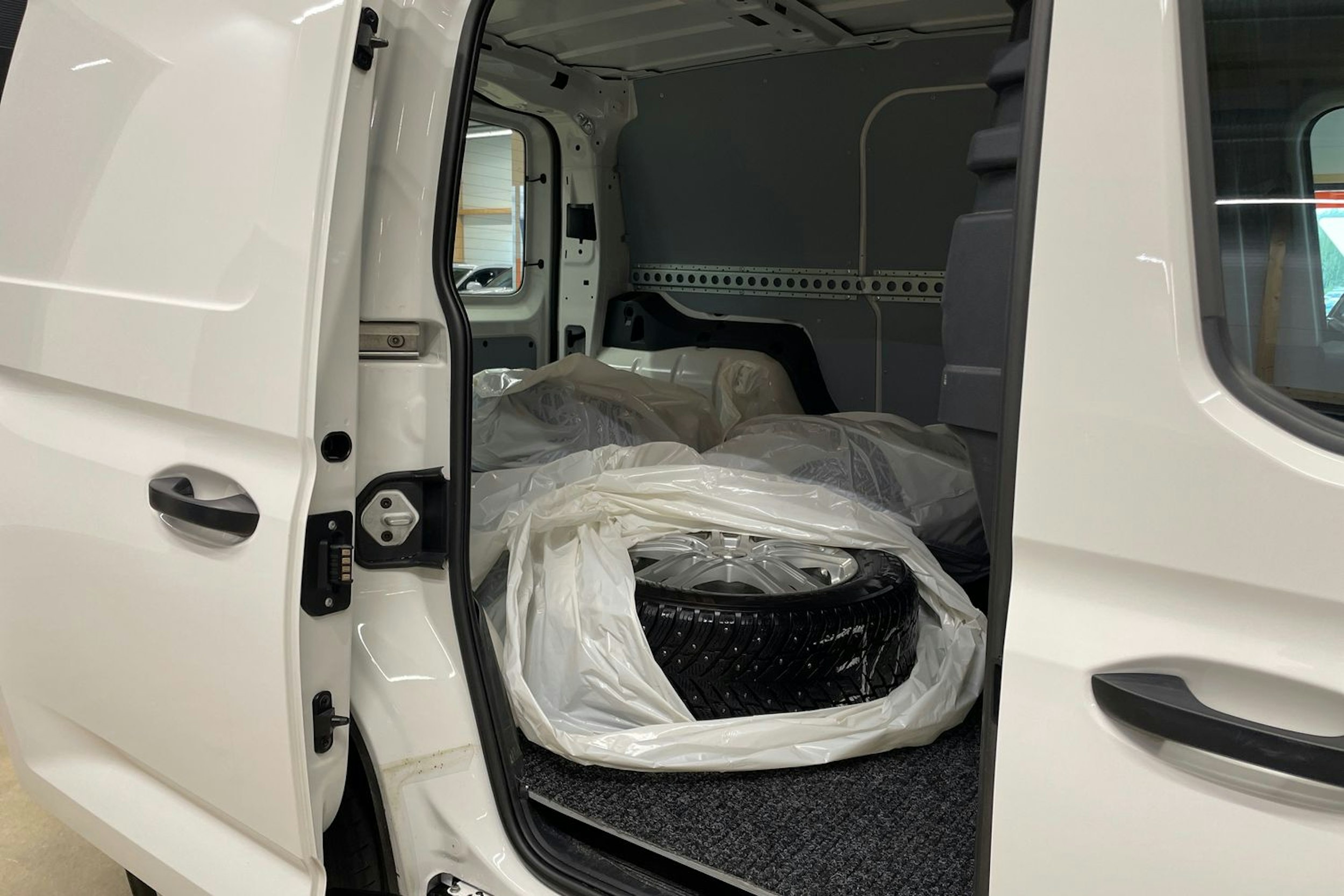 valkoinen Volkswagen Caddy 2022 kuva 15.