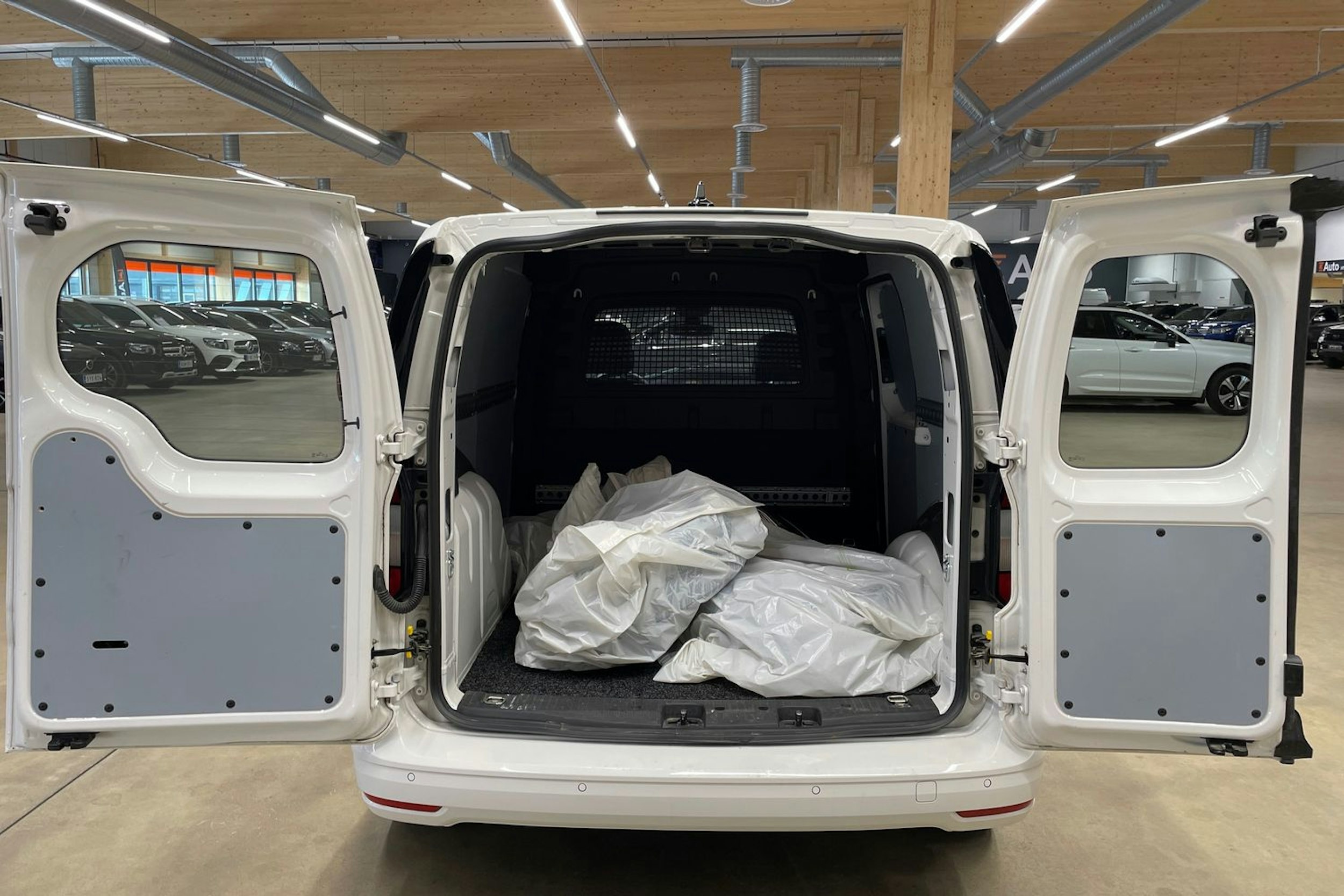 valkoinen Volkswagen Caddy 2022 kuva 19.