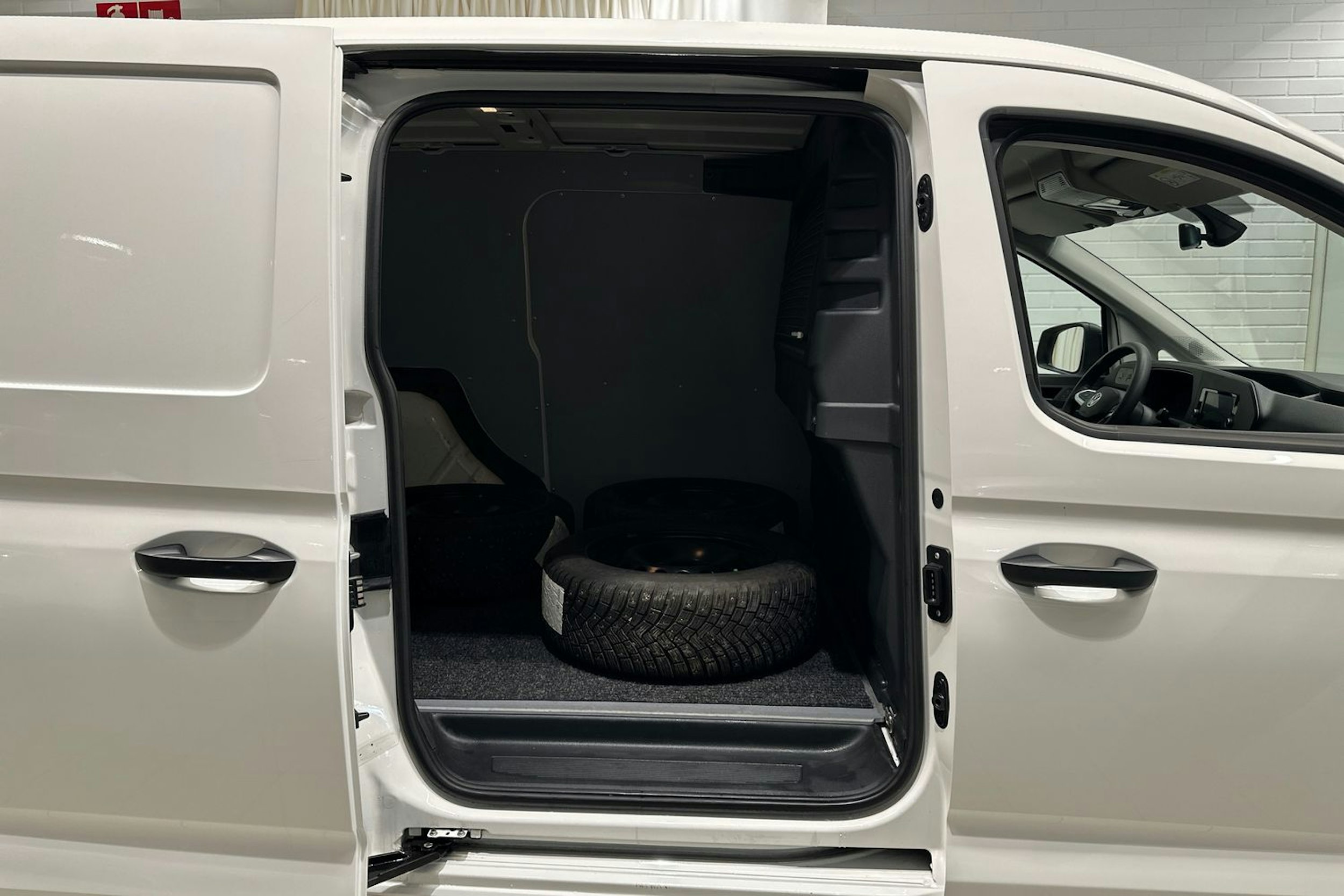valkoinen Volkswagen Caddy 2022 kuva 27.