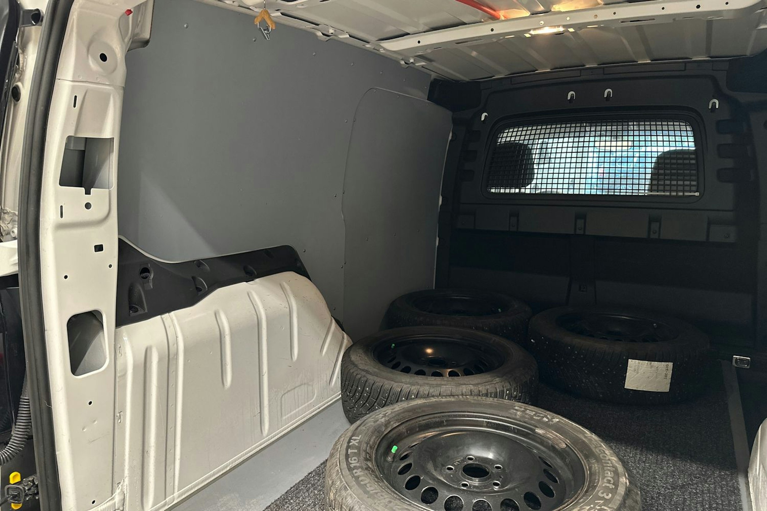 valkoinen Volkswagen Caddy 2022 kuva 32.