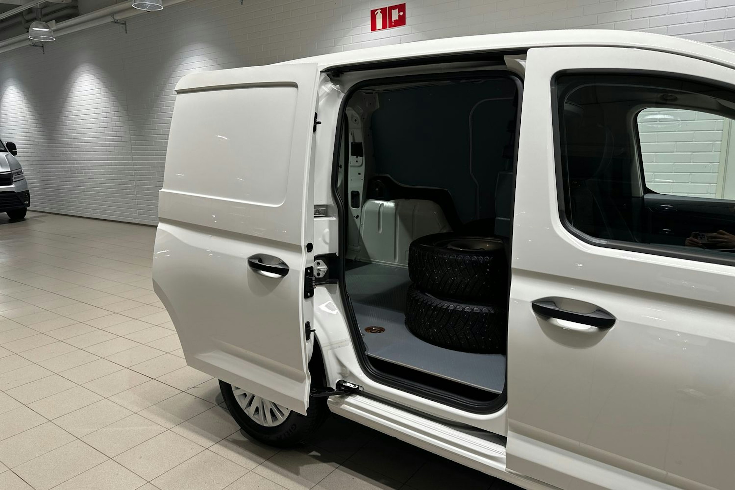 valkoinen Volkswagen Caddy 2022 kuva 24.