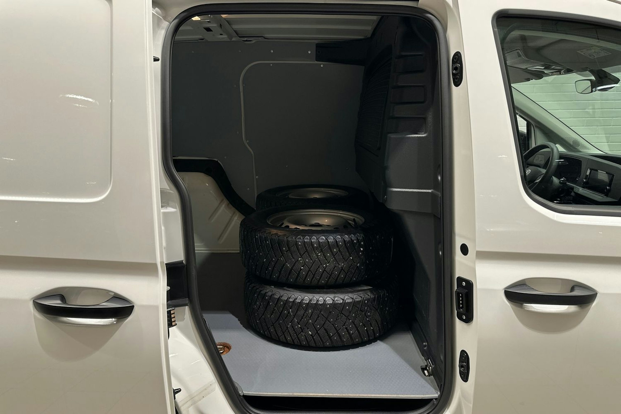 valkoinen Volkswagen Caddy 2022 kuva 25.