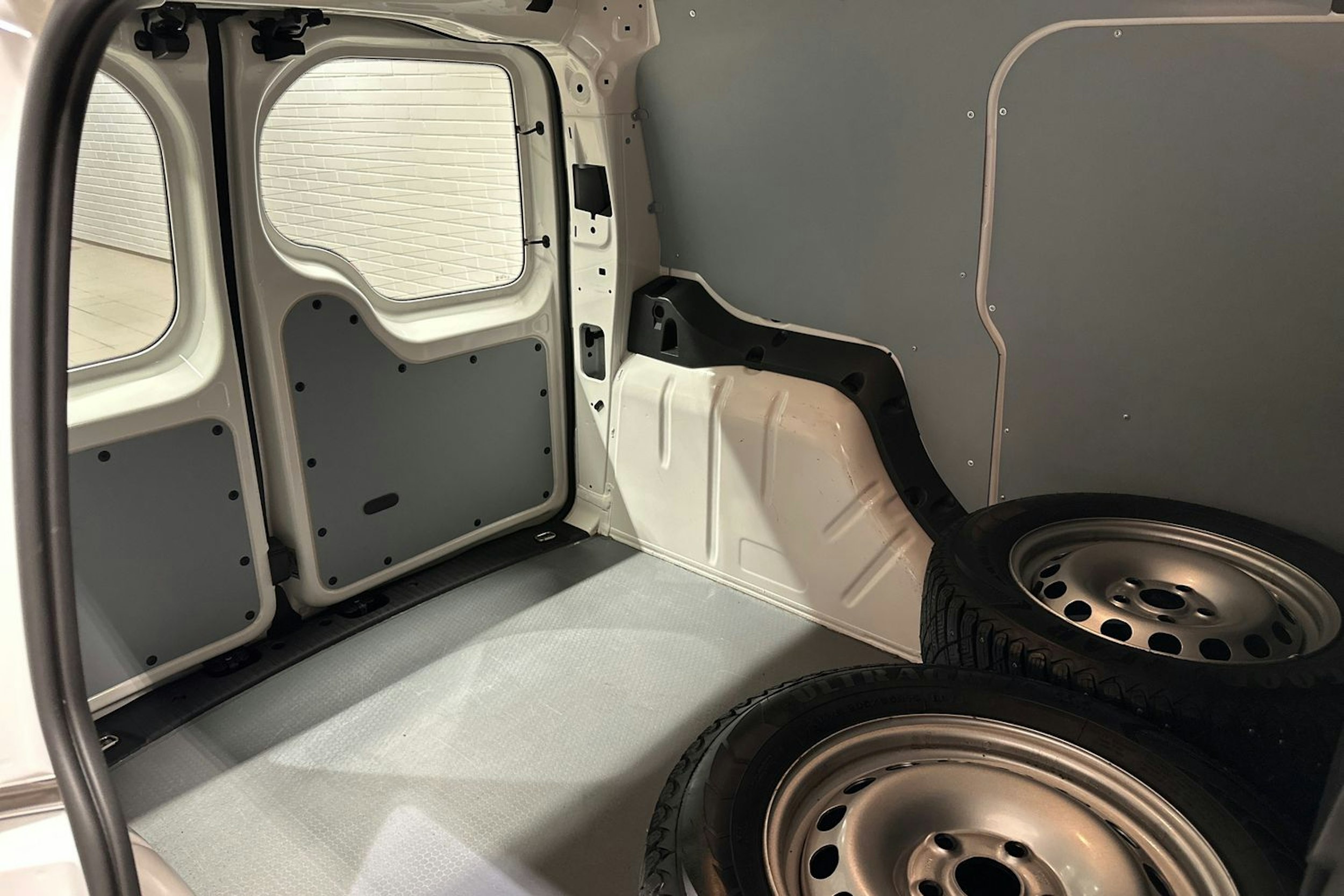 valkoinen Volkswagen Caddy 2022 kuva 26.