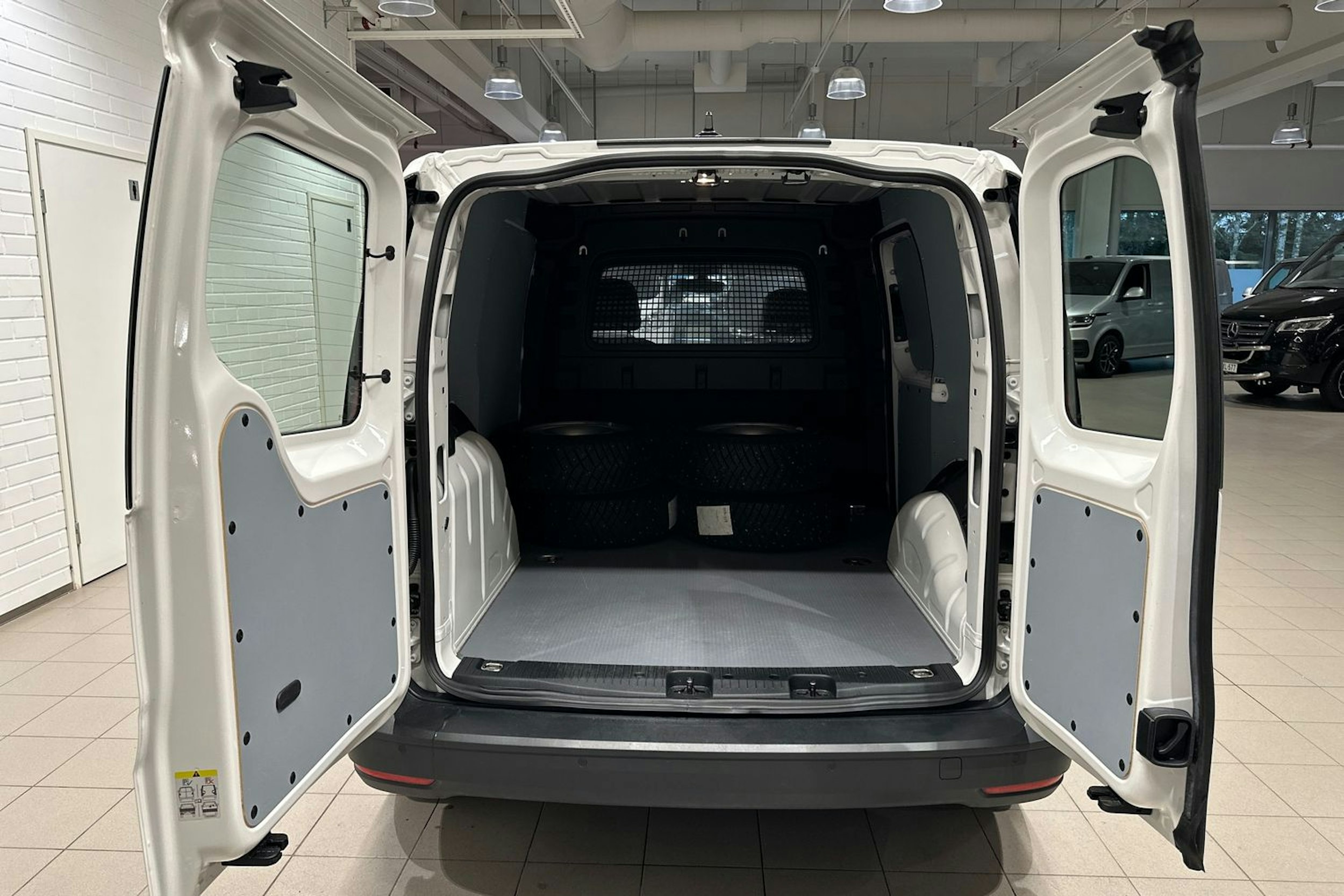 valkoinen Volkswagen Caddy 2022 kuva 27.