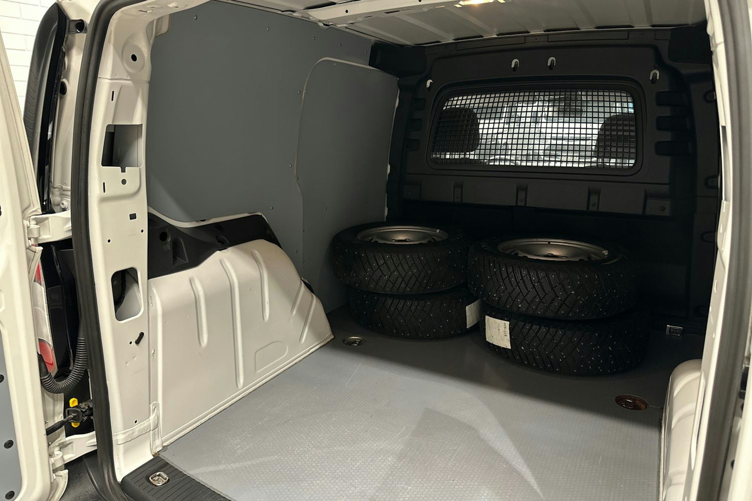 valkoinen Volkswagen Caddy 2022 kuva 28.