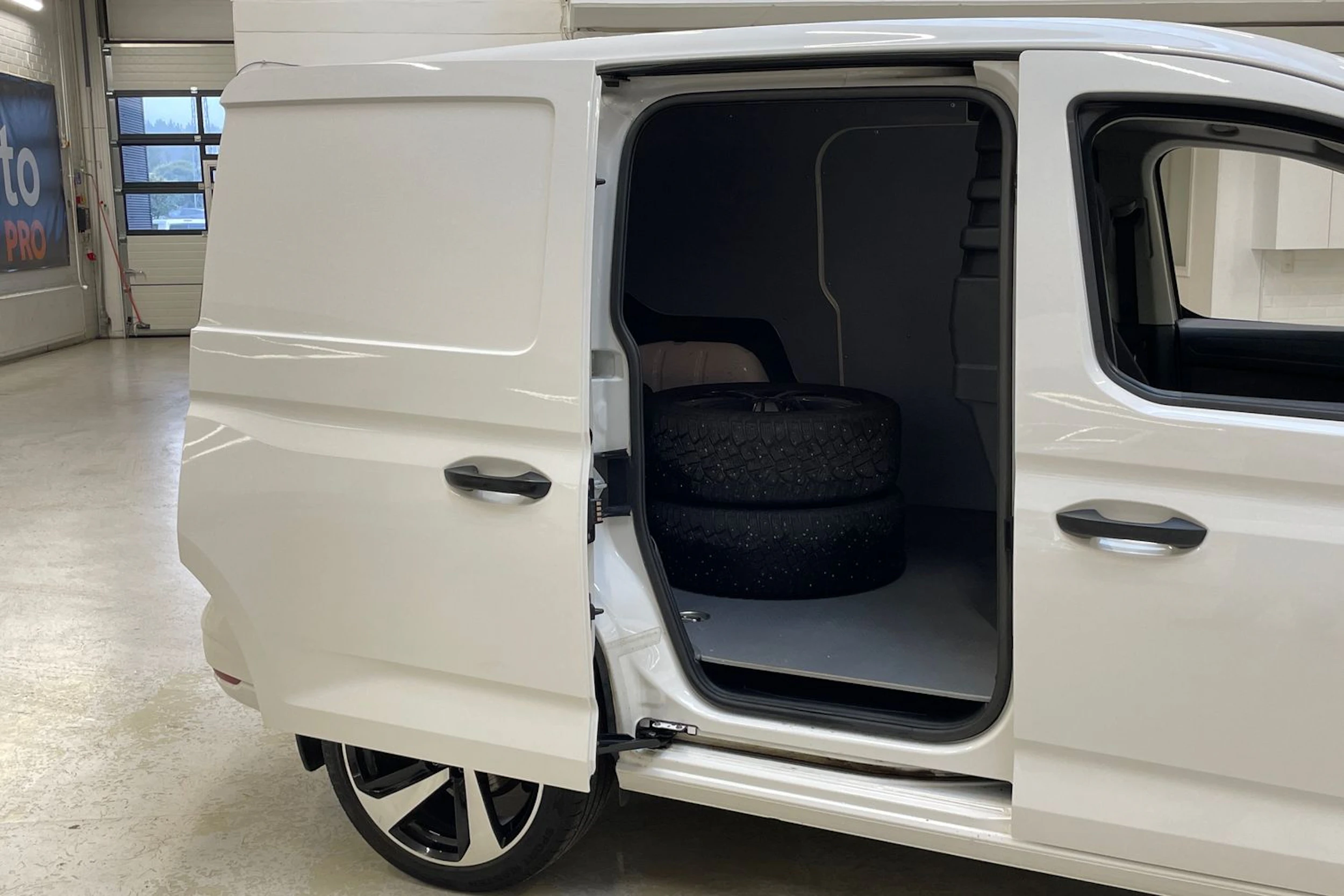 valkoinen Volkswagen Caddy 2022 kuva 12.
