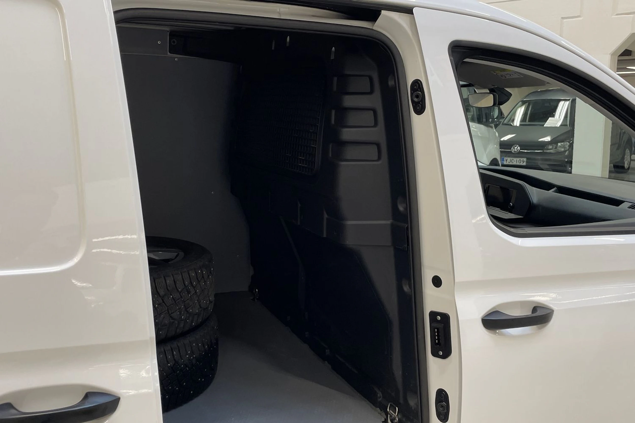 valkoinen Volkswagen Caddy 2022 kuva 14.