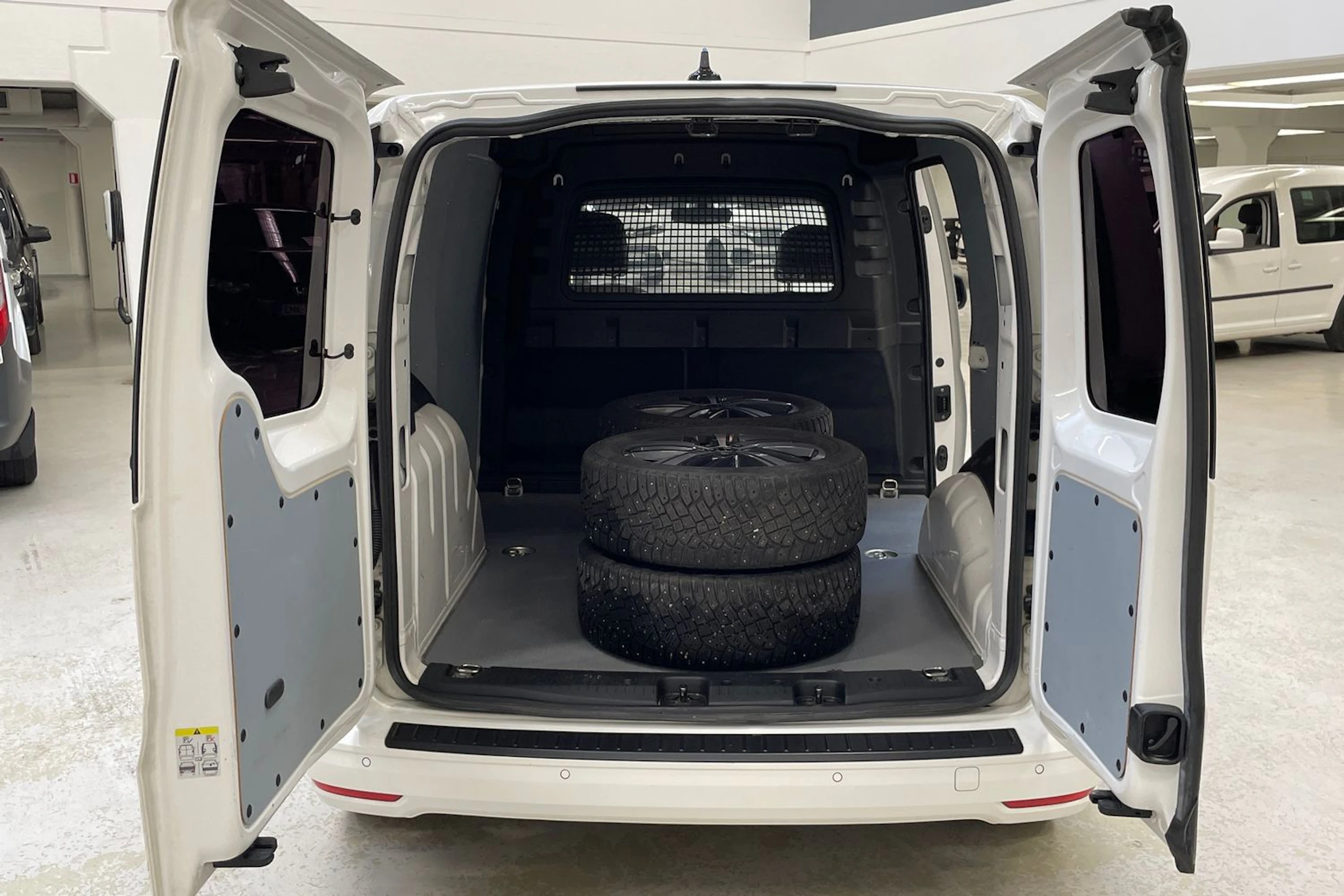 valkoinen Volkswagen Caddy 2022 kuva 15.