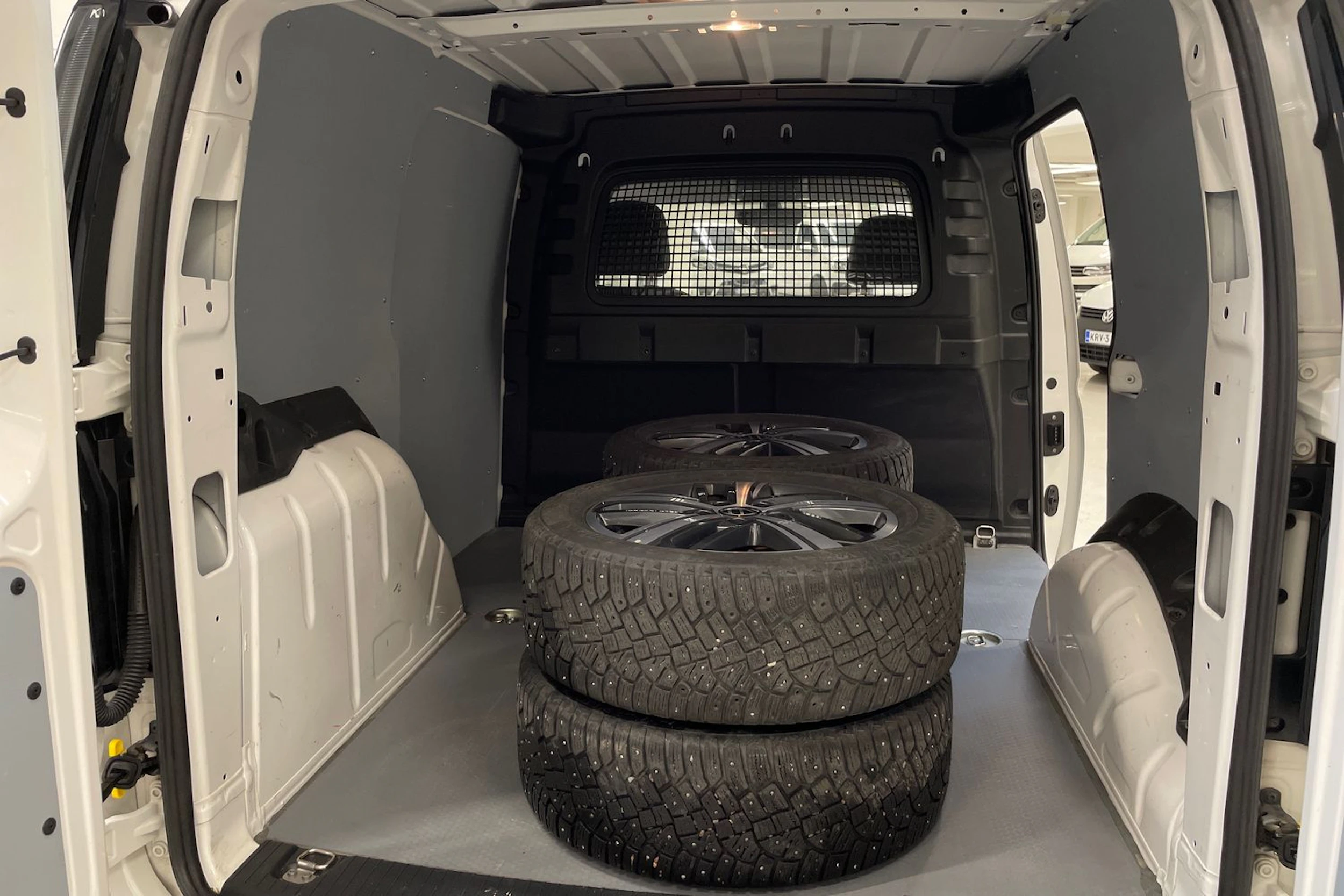 valkoinen Volkswagen Caddy 2022 kuva 16.