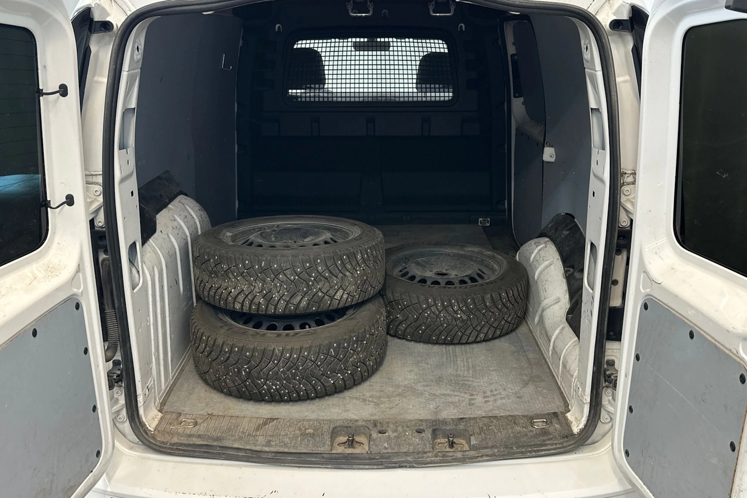 valkoinen Volkswagen Caddy 2022 kuva 13.