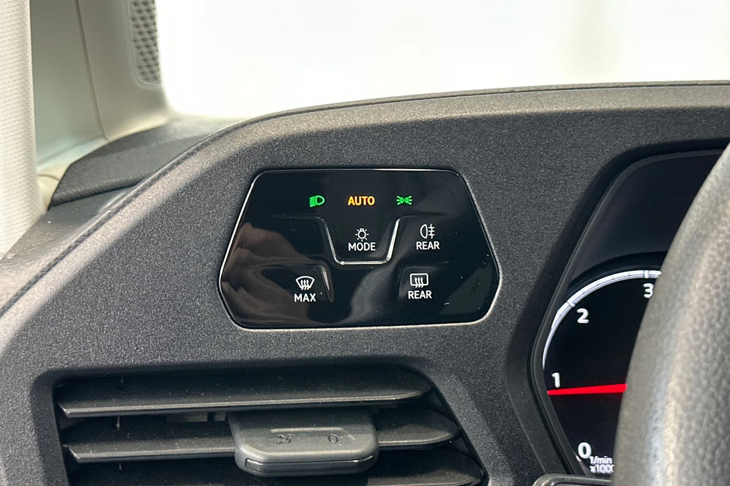 valkoinen Volkswagen Caddy 2022 kuva 16.