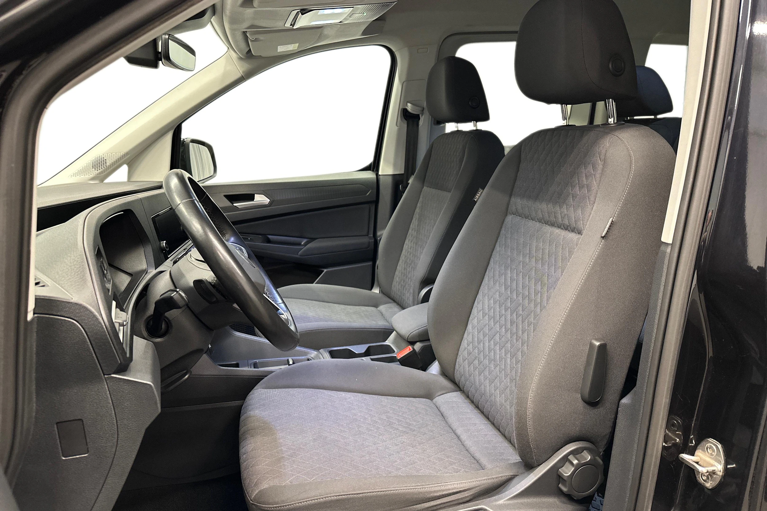 musta Volkswagen Caddy 2022 kuva 8.