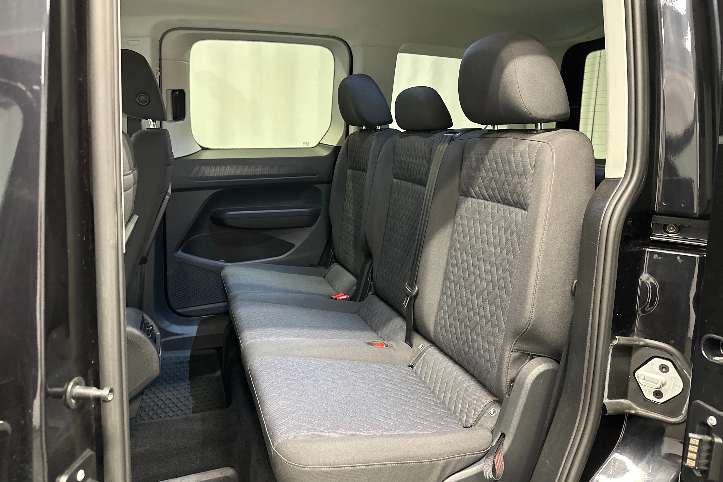 musta Volkswagen Caddy 2022 kuva 29.
