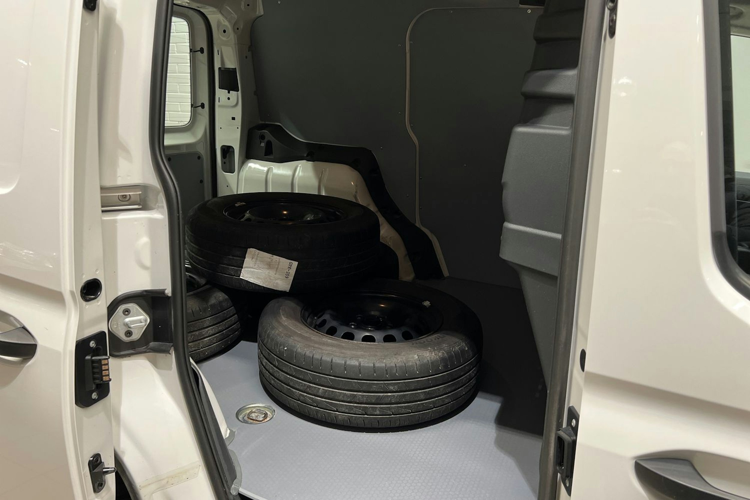 Valkoinen Volkswagen CADDY 2023 kuva 19.