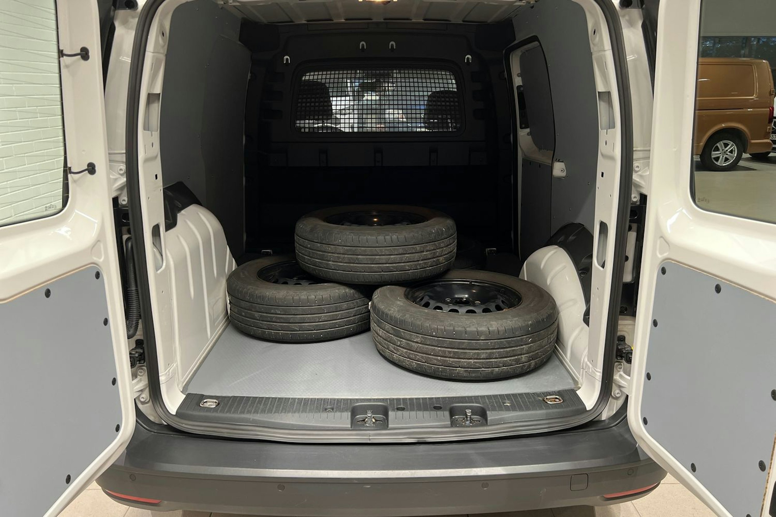 Valkoinen Volkswagen CADDY 2023 kuva 20.