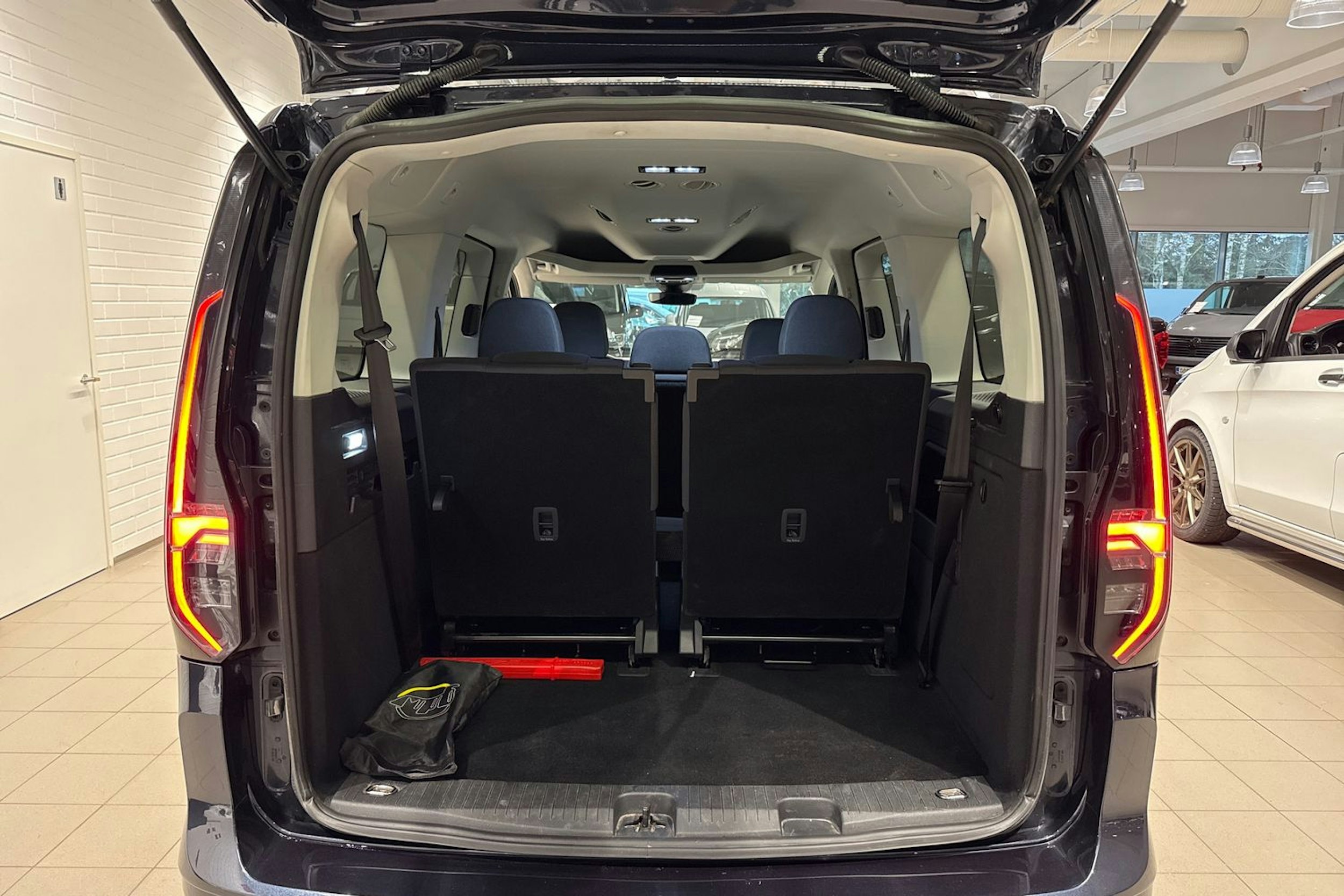 Sininen Volkswagen CADDY 2023 kuva 22.