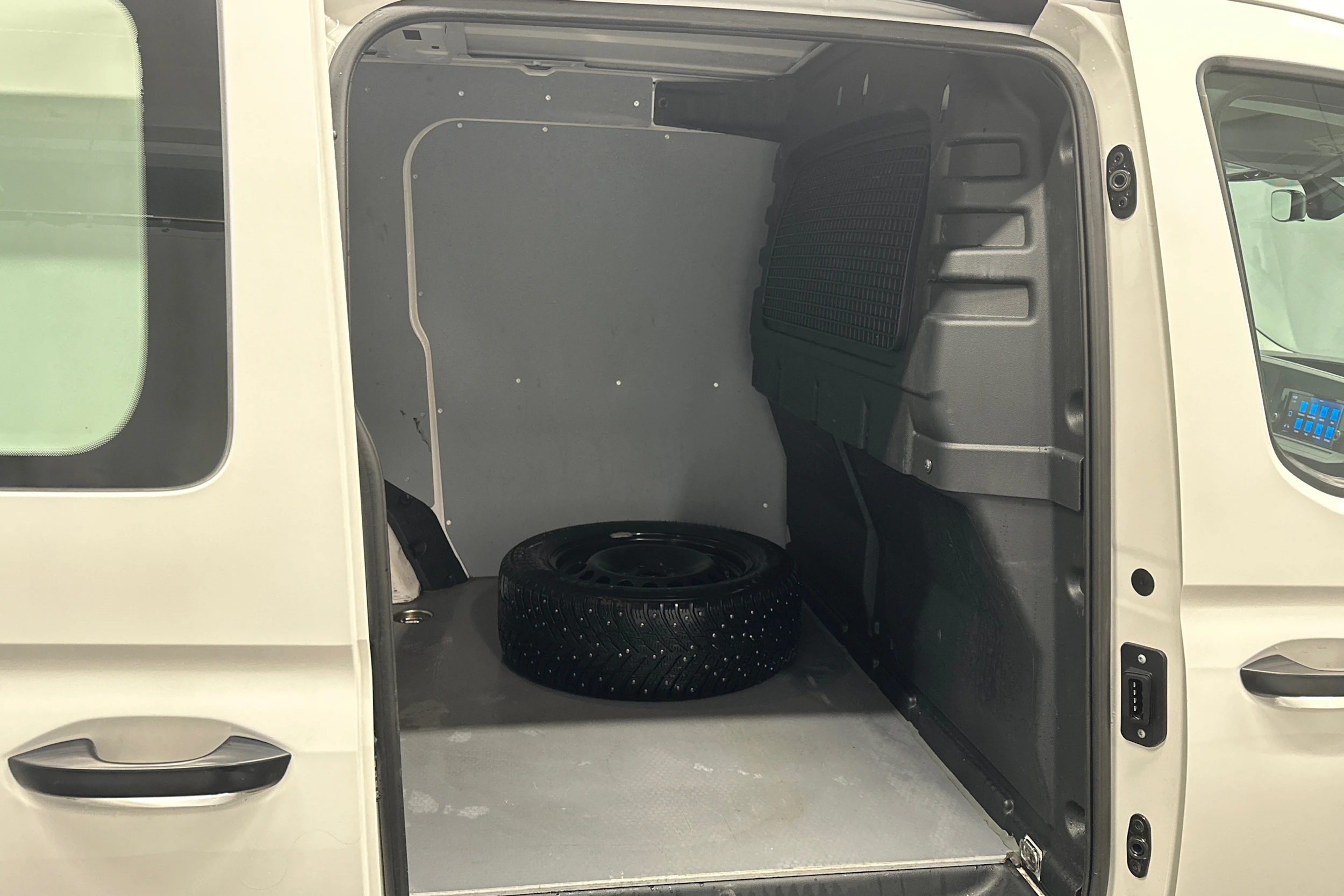 valkoinen Volkswagen Caddy 2023 kuva 28.