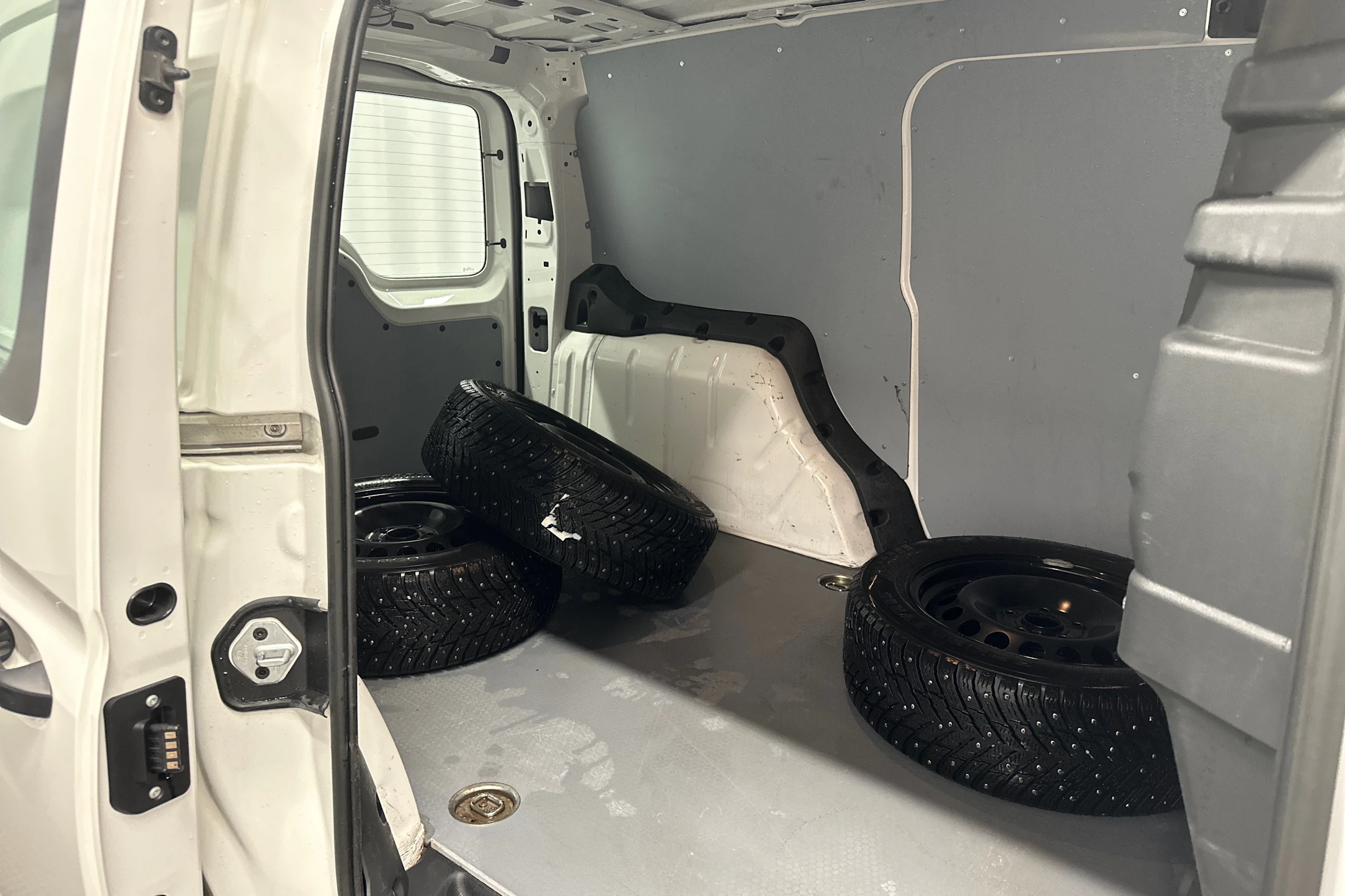 valkoinen Volkswagen Caddy 2023 kuva 29.