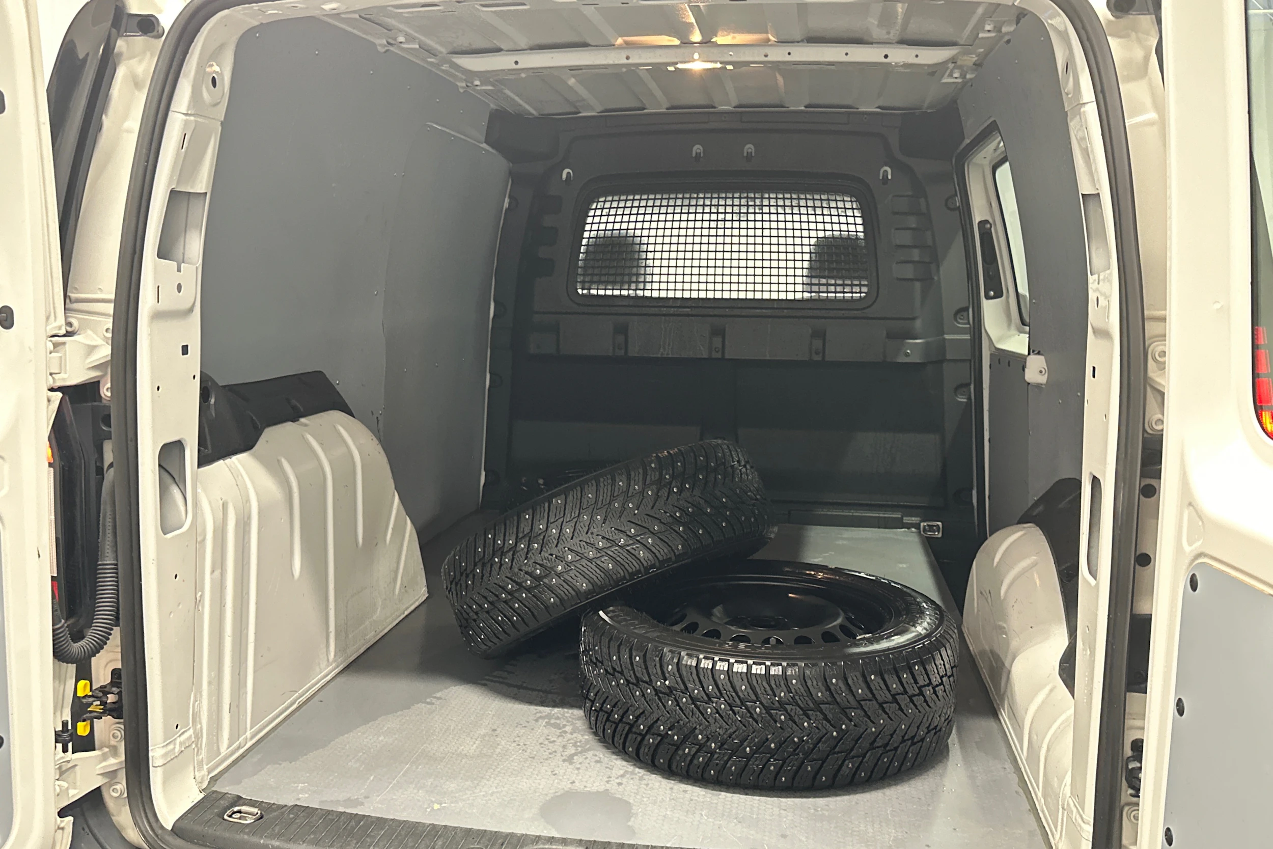 valkoinen Volkswagen Caddy 2023 kuva 30.