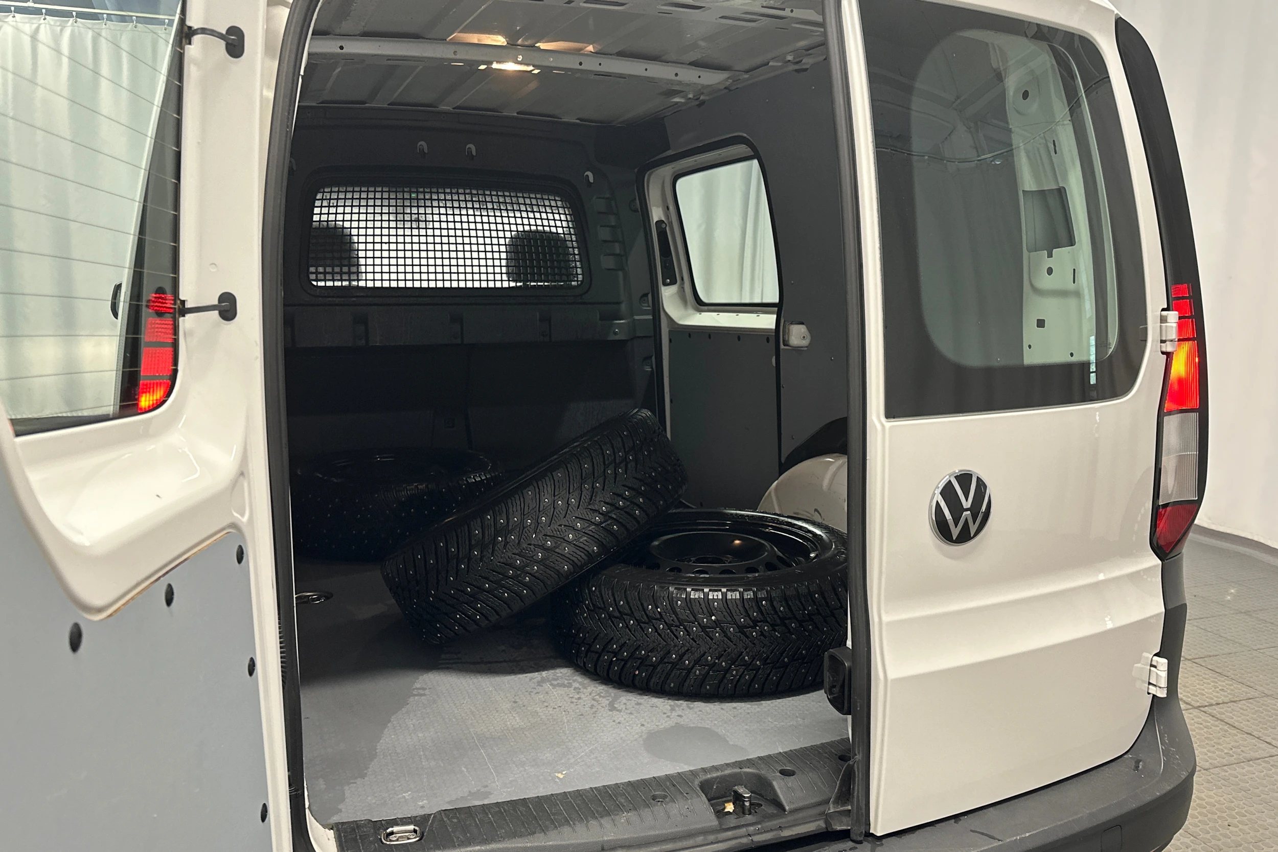 valkoinen Volkswagen Caddy 2023 kuva 31.