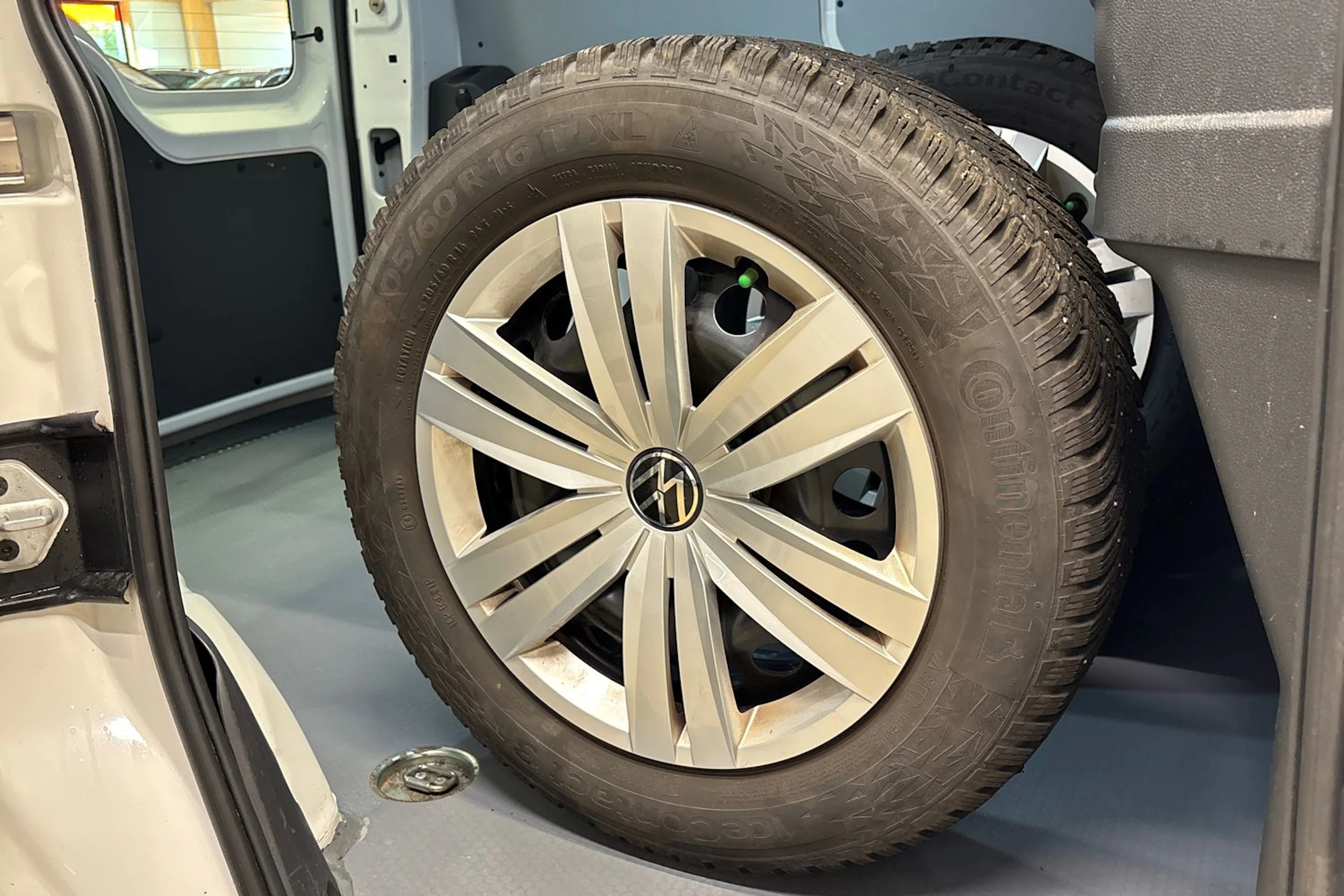 valkoinen Volkswagen Caddy 2023 kuva 13.