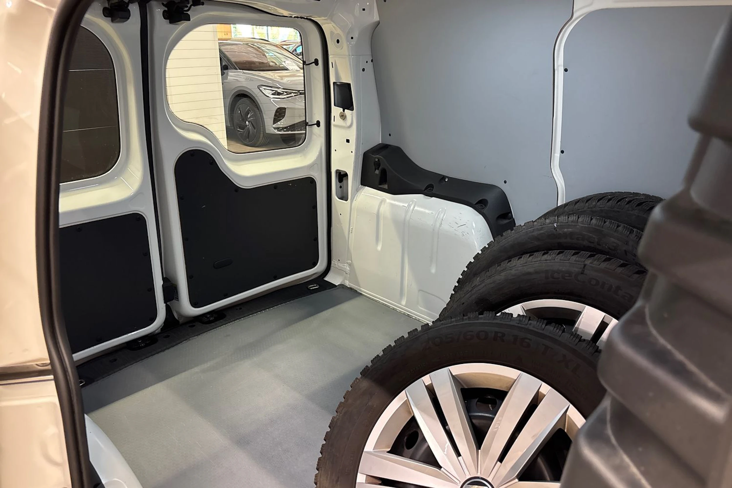 valkoinen Volkswagen Caddy 2023 kuva 25.