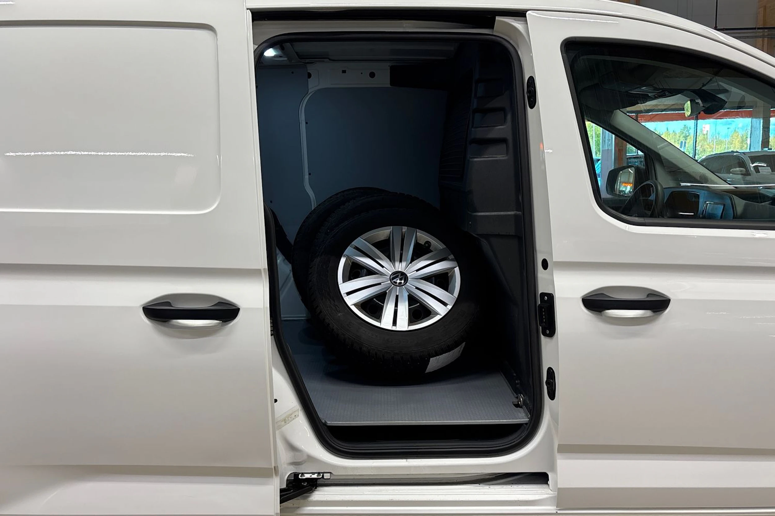 valkoinen Volkswagen Caddy 2023 kuva 26.