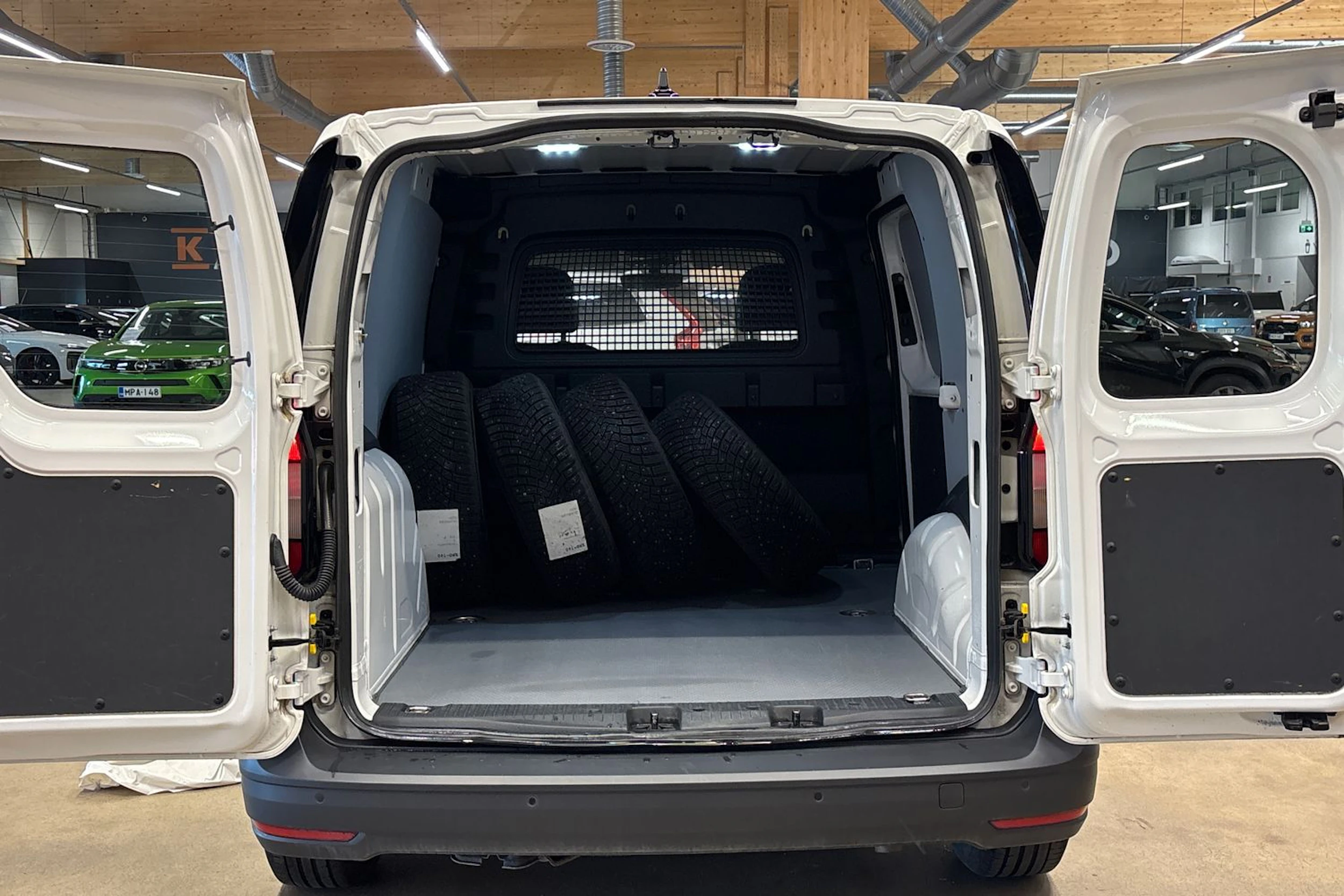 valkoinen Volkswagen Caddy 2023 kuva 27.