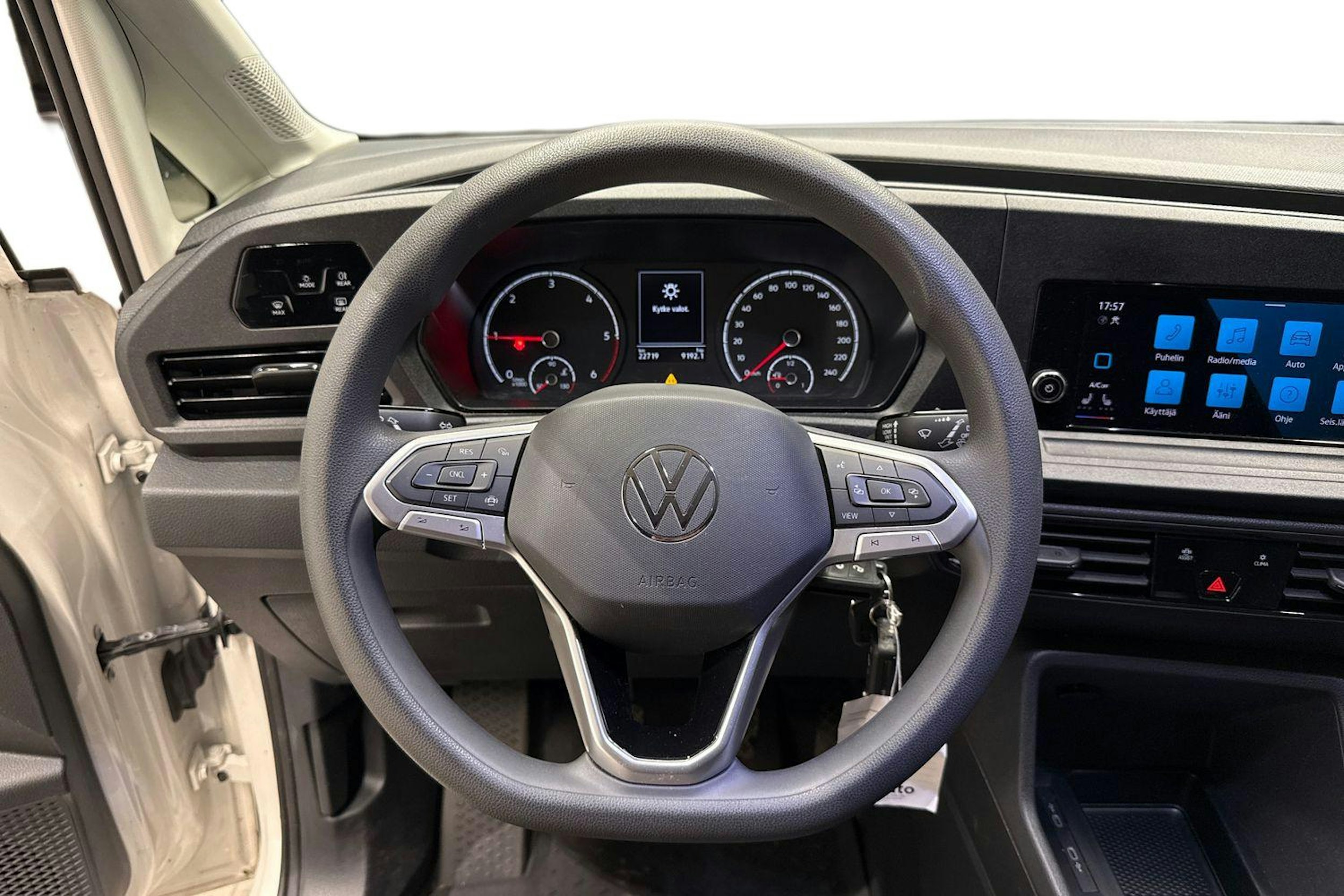 valkoinen Volkswagen Caddy 2023 kuva 9.