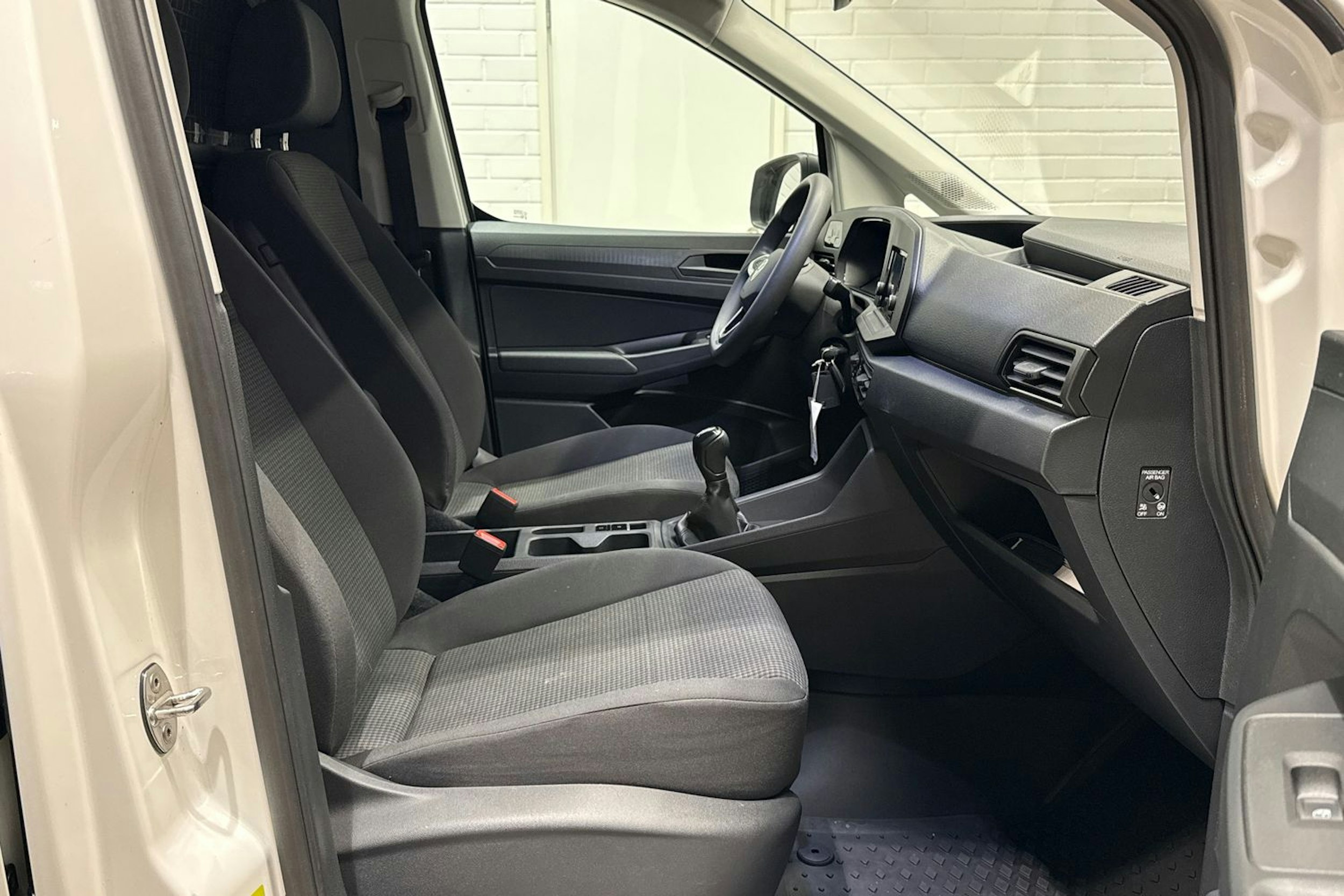 valkoinen Volkswagen Caddy 2023 kuva 13.