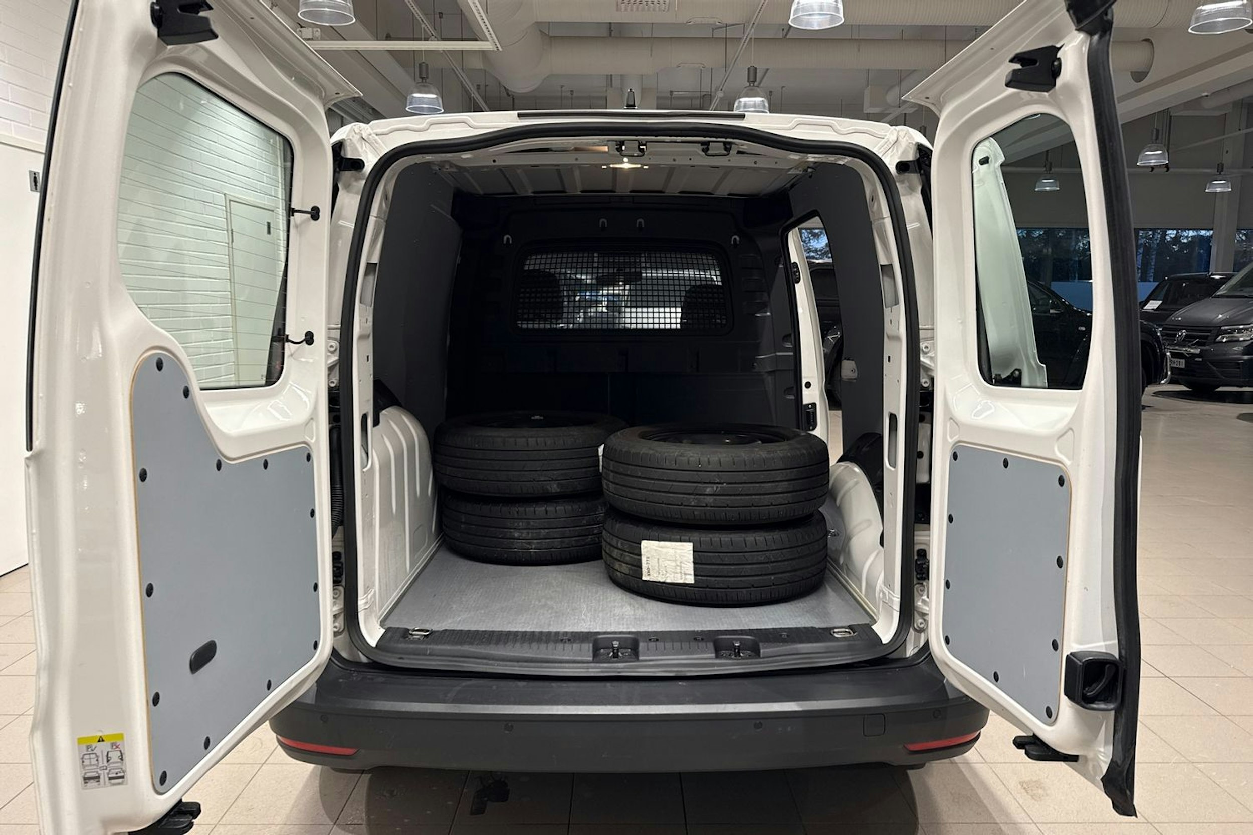 valkoinen Volkswagen Caddy 2023 kuva 15.