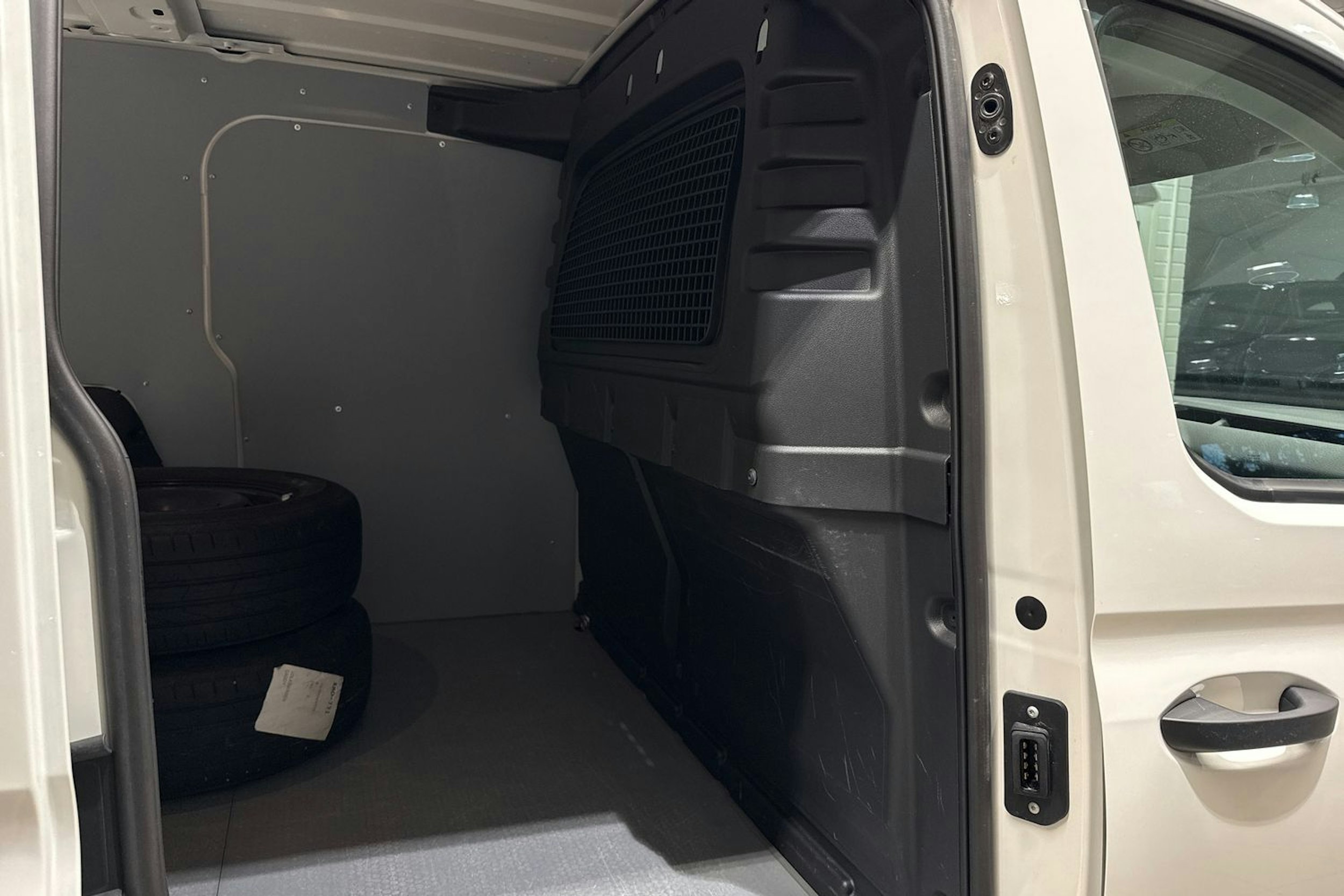 valkoinen Volkswagen Caddy 2023 kuva 16.