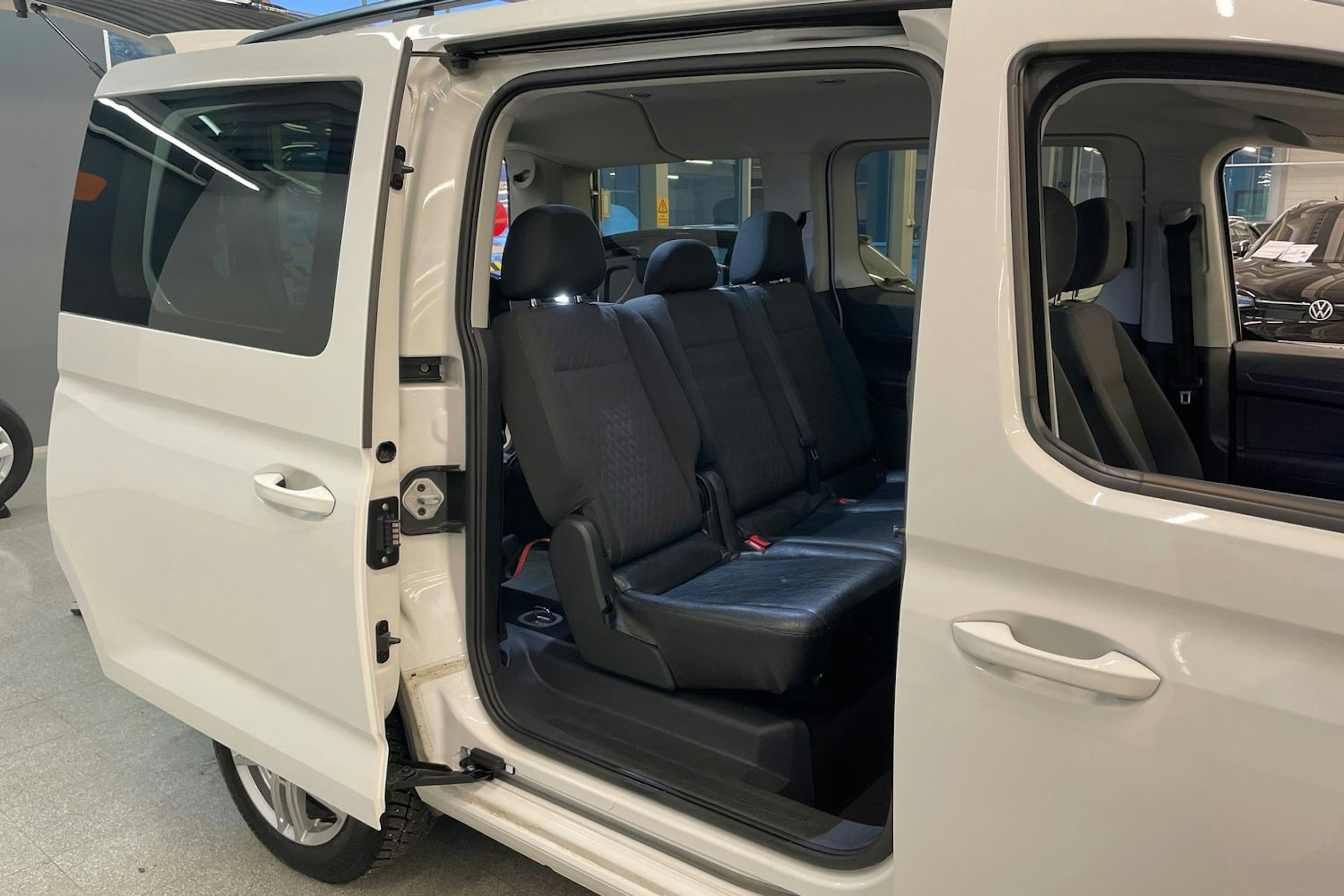 Valkoinen Volkswagen CADDY 2024 kuva 22.