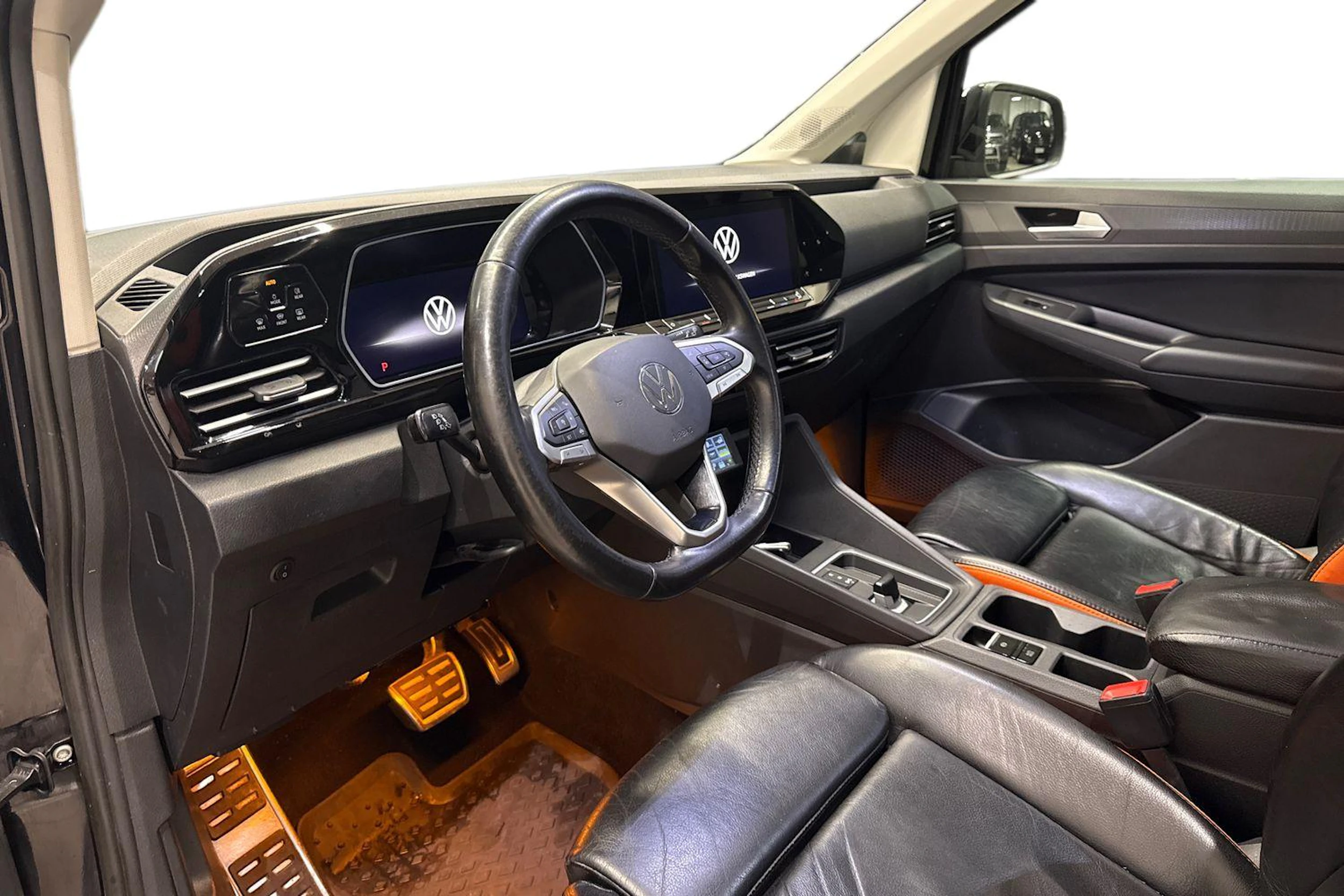 Musta Volkswagen Caddy Maxi 2024 kuva 6.