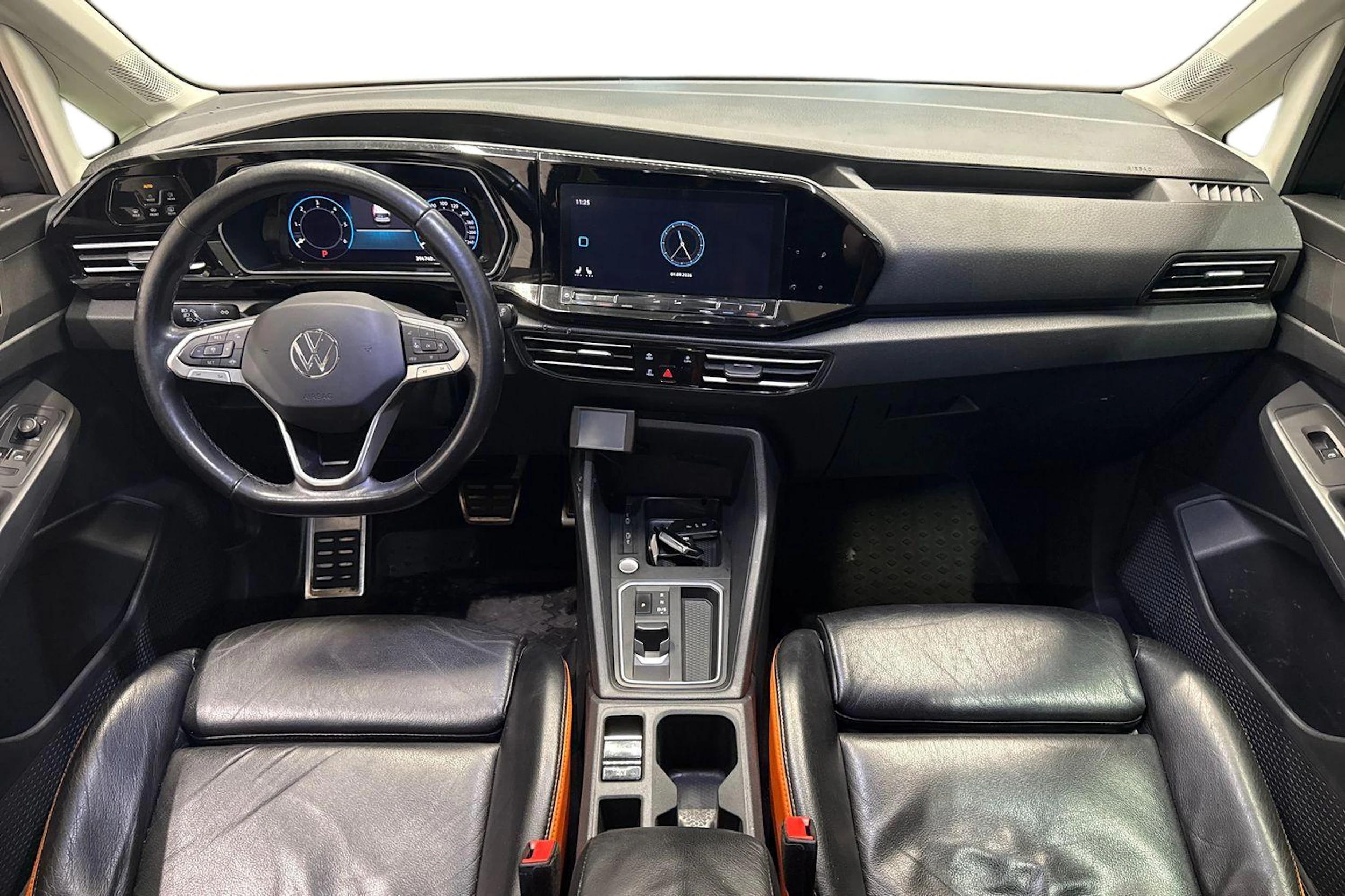 Musta Volkswagen Caddy Maxi 2024 kuva 7.