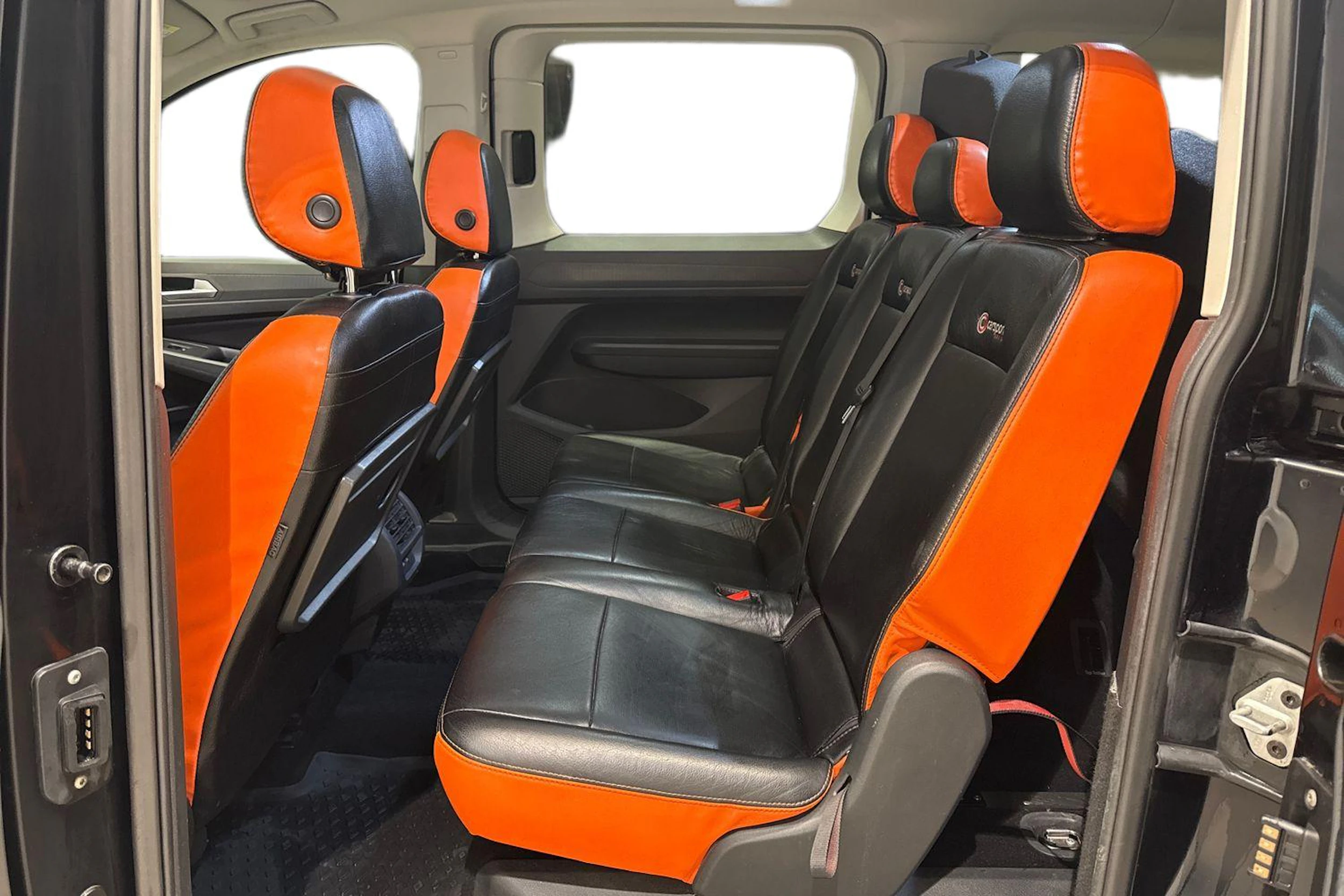 Musta Volkswagen Caddy Maxi 2024 kuva 8.
