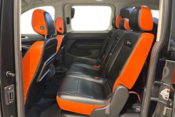 Musta Volkswagen Caddy Maxi 2024 kuva 8.