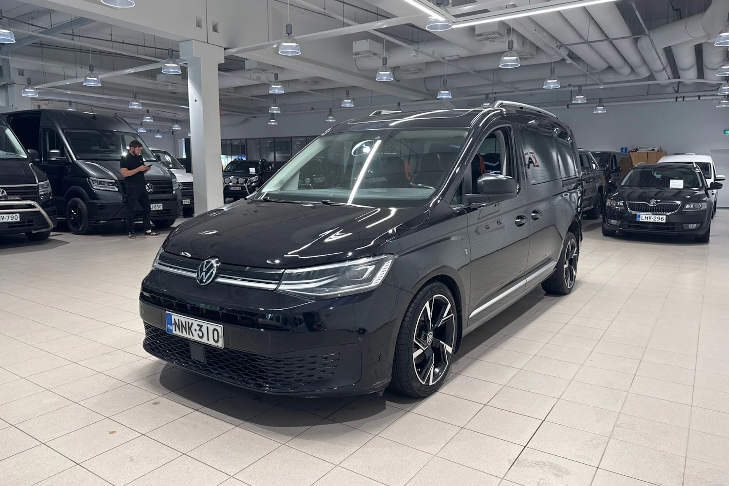 Musta Volkswagen Caddy Maxi 2024 kuva 10.