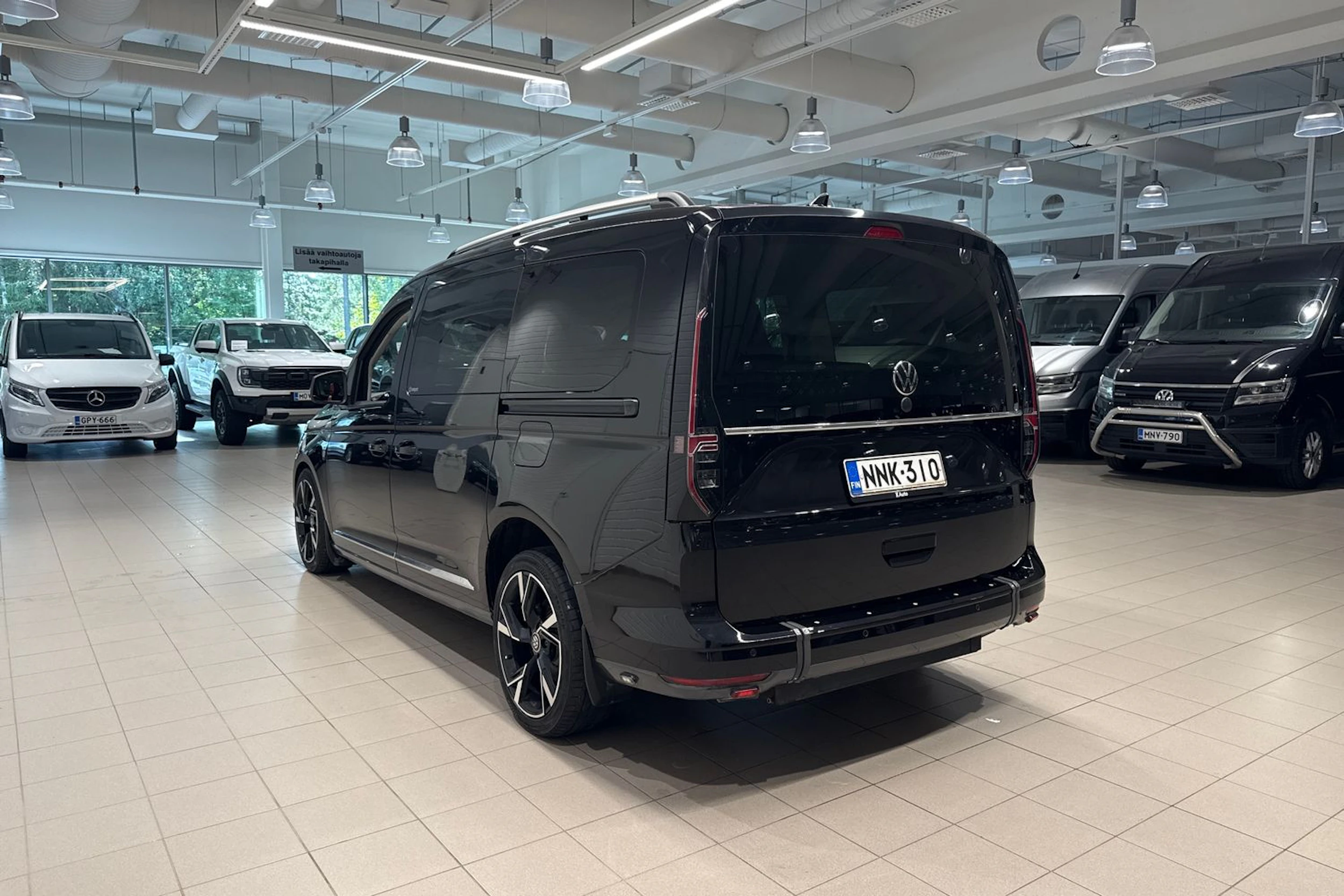 Musta Volkswagen Caddy Maxi 2024 kuva 11.
