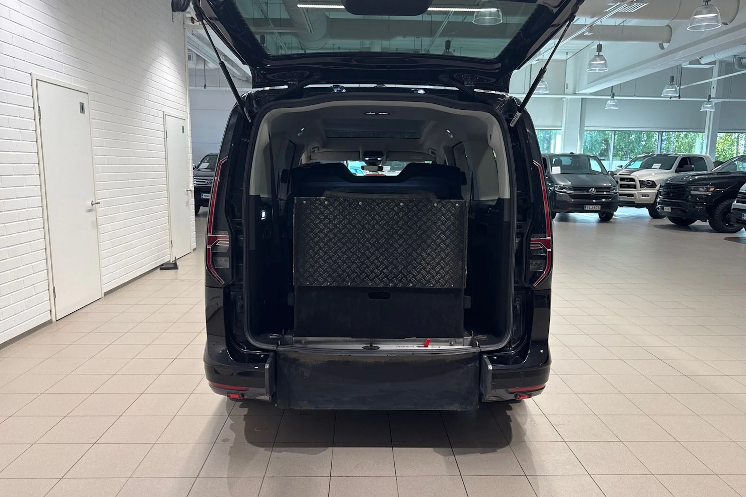 Musta Volkswagen Caddy Maxi 2024 kuva 12.