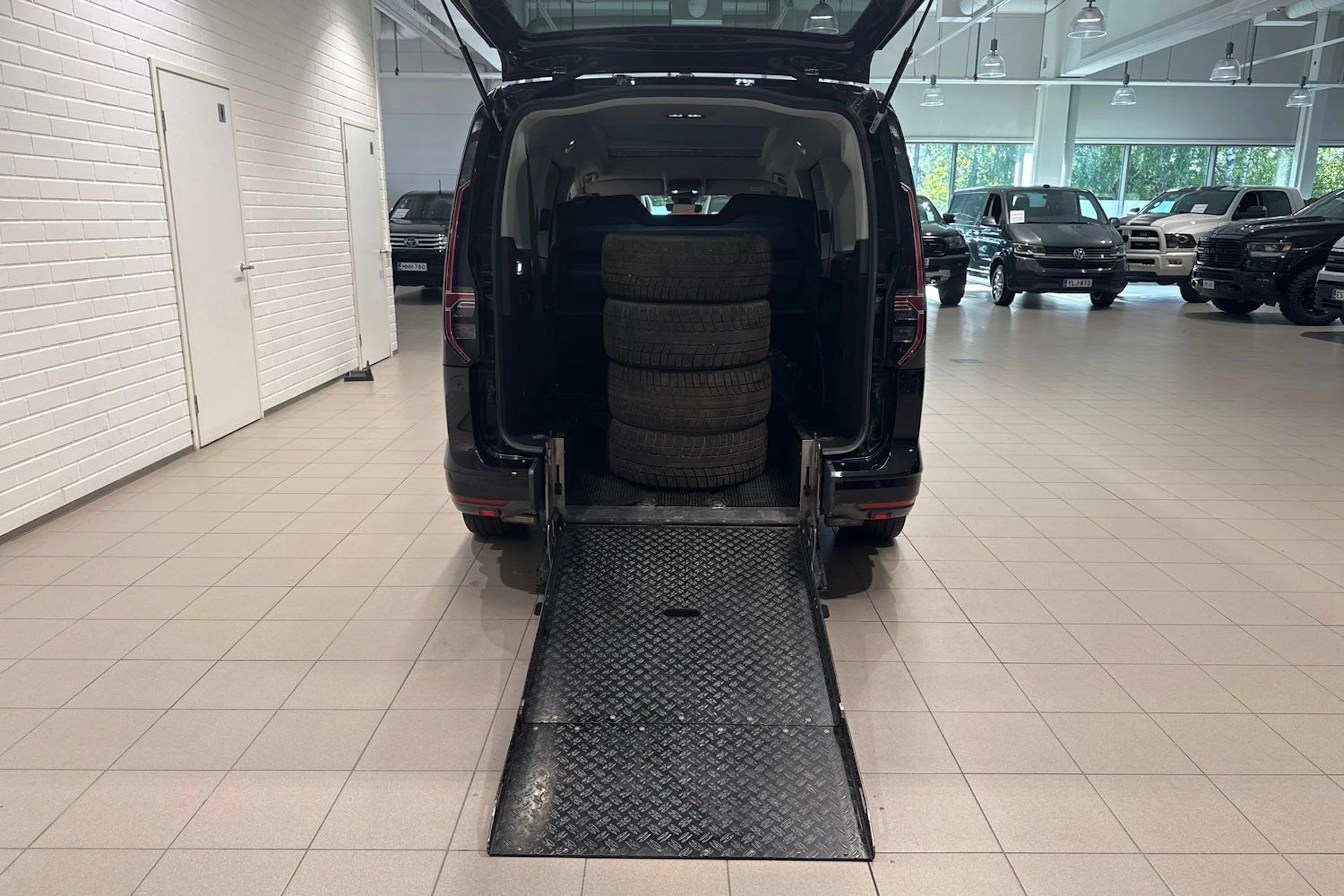 Musta Volkswagen Caddy Maxi 2024 kuva 13.