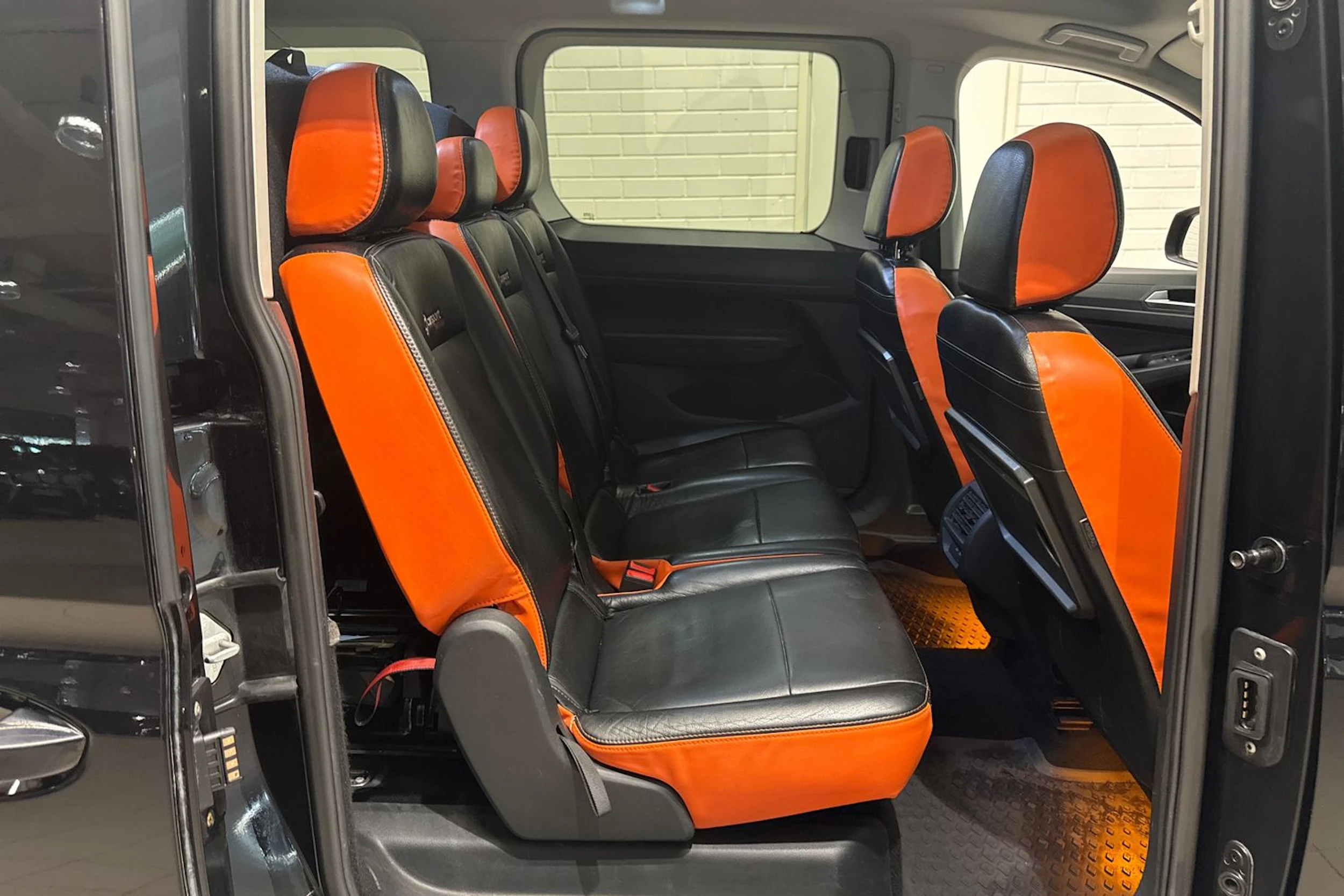 Musta Volkswagen Caddy Maxi 2024 kuva 14.