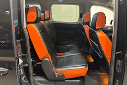 Musta Volkswagen Caddy Maxi 2024 kuva 14.