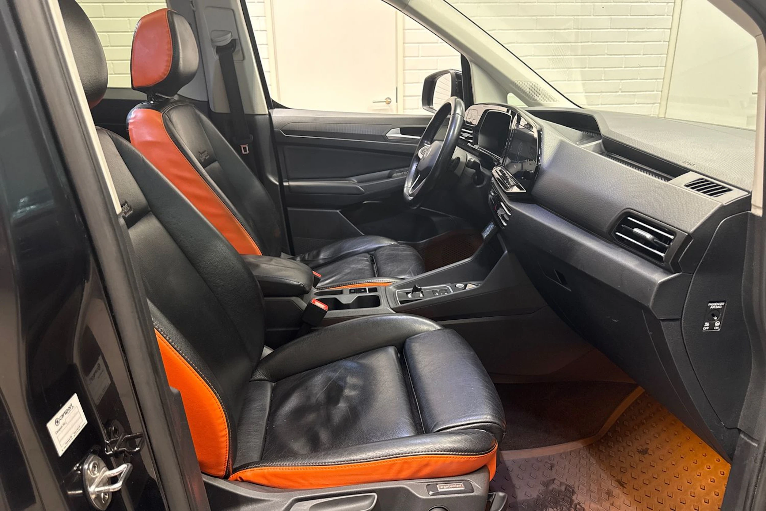 Musta Volkswagen Caddy Maxi 2024 kuva 15.
