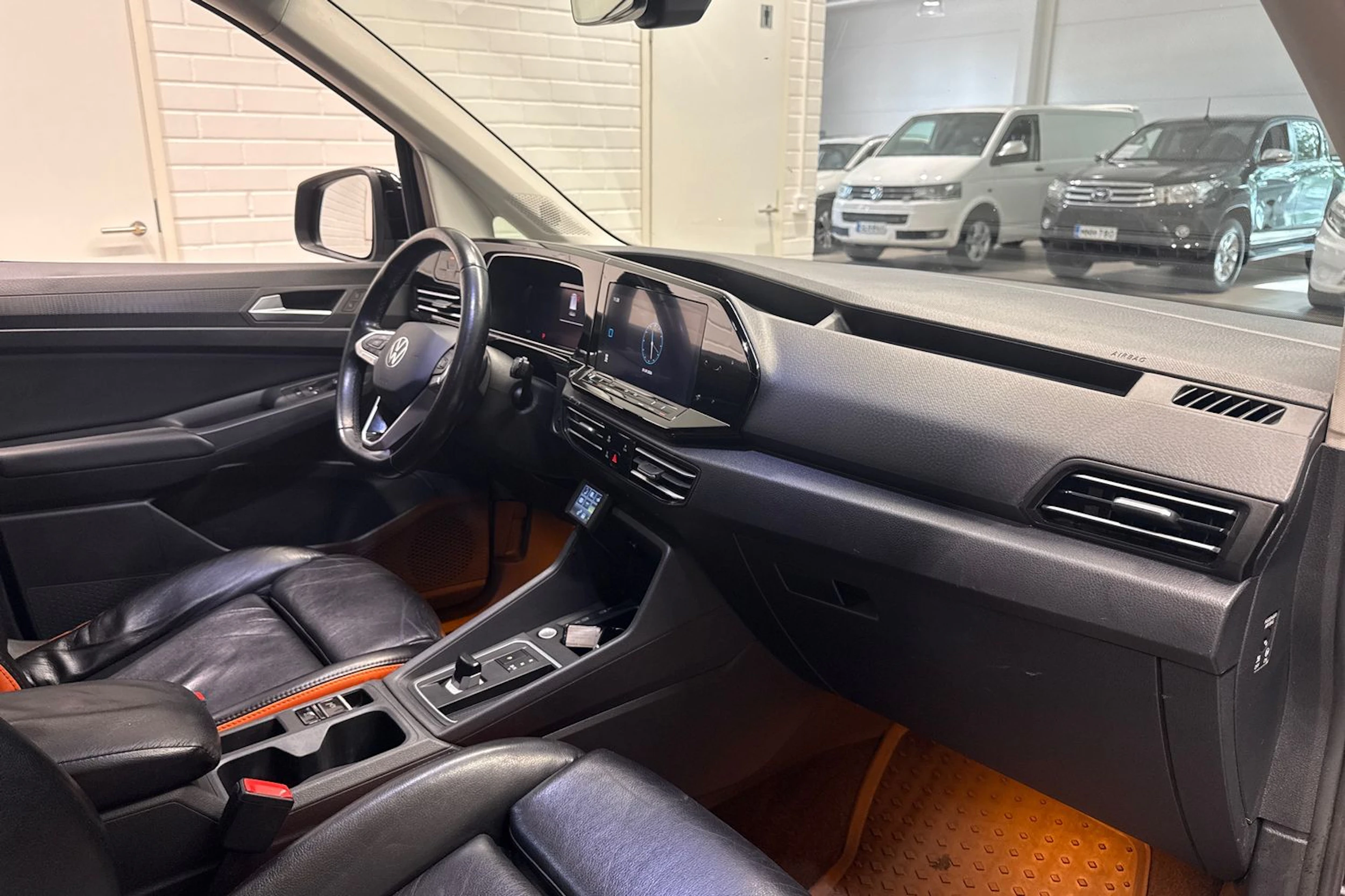 Musta Volkswagen Caddy Maxi 2024 kuva 16.