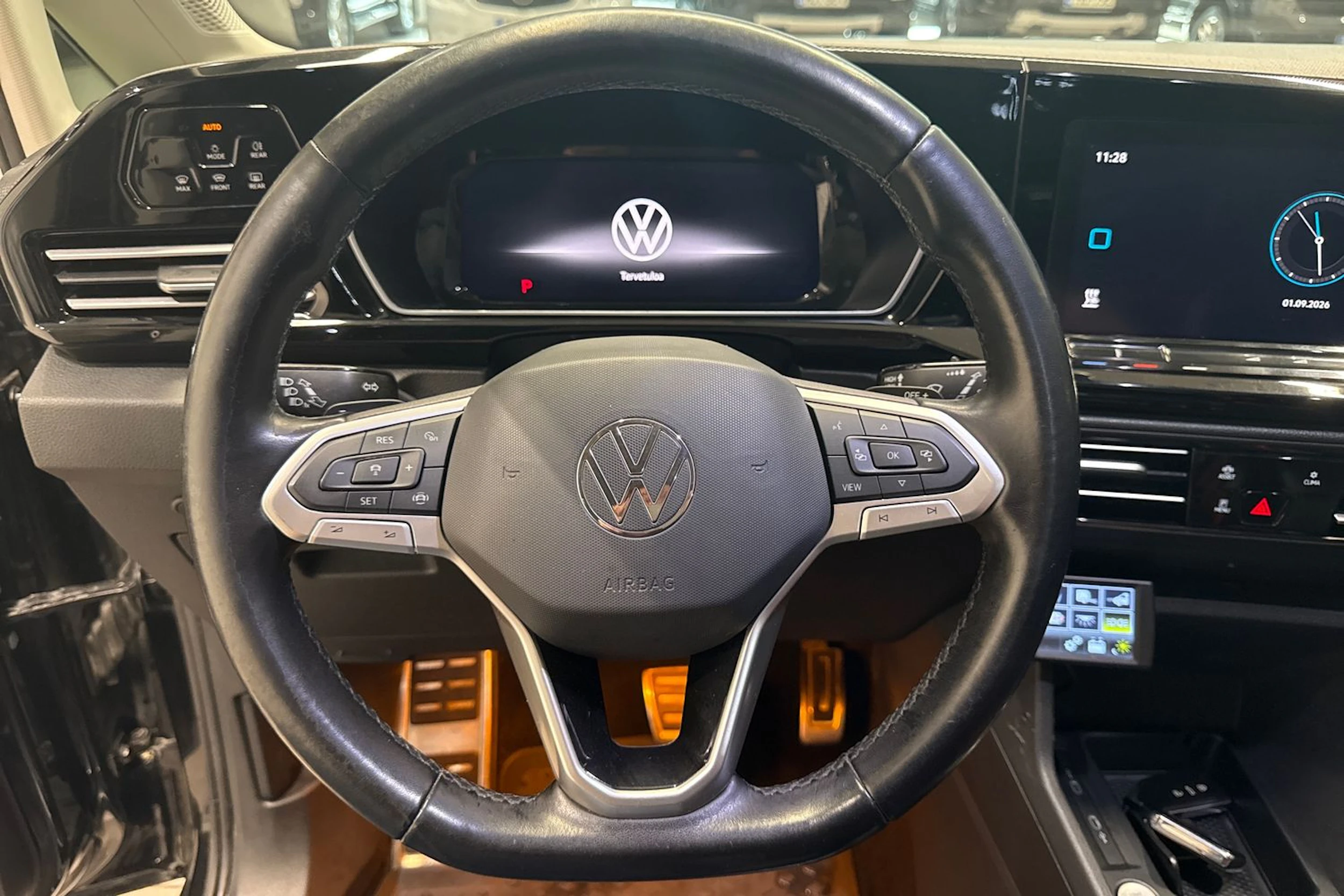 Musta Volkswagen Caddy Maxi 2024 kuva 17.